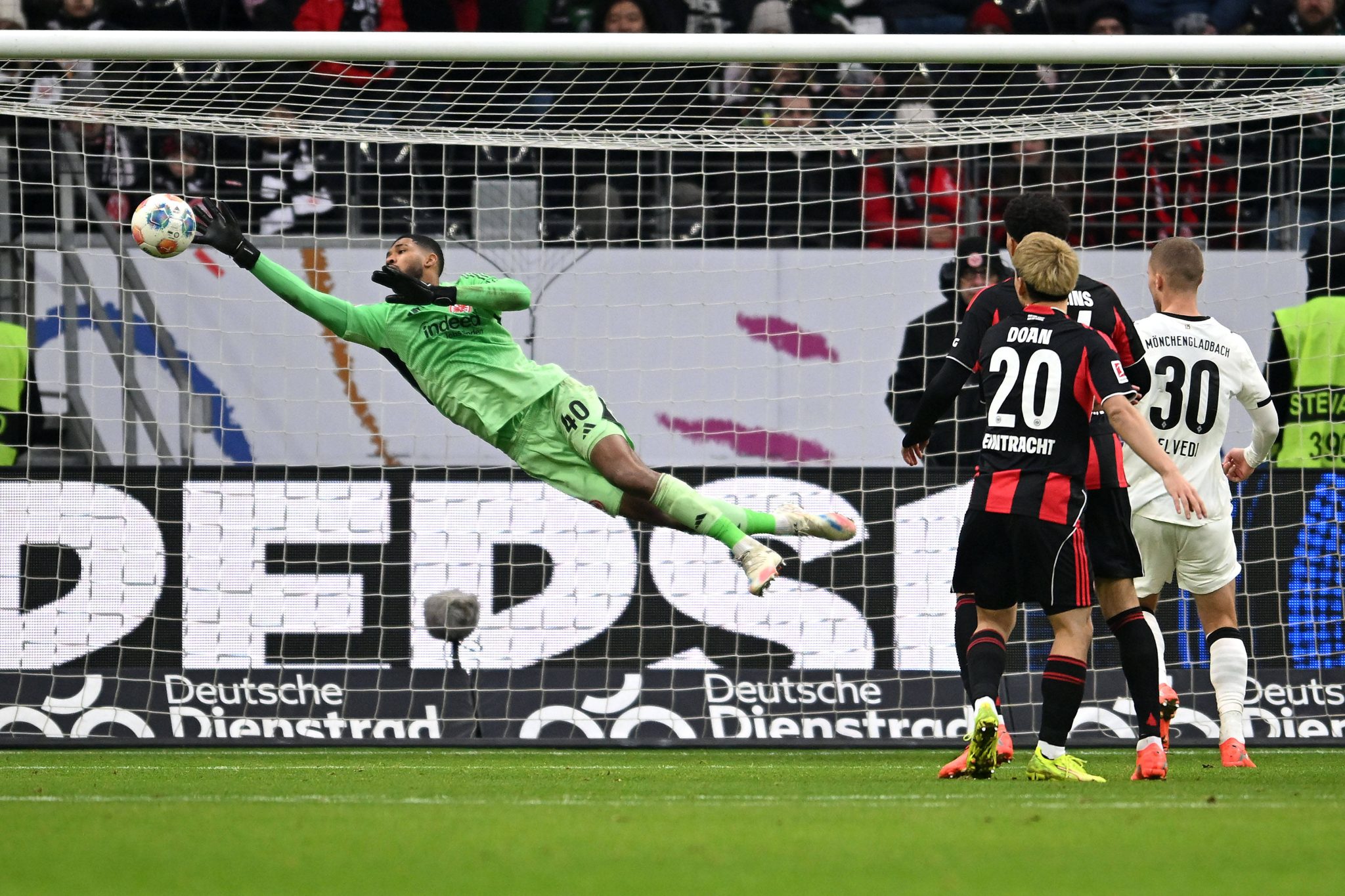 Defesa de Kau&atilde; Santos em partida do Frankfurt