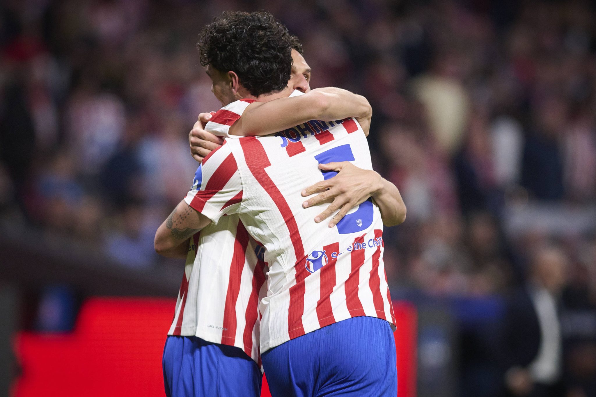 Johnny Cardoso e Koke se abra&ccedil;am ap&oacute;s gol do Atl&eacute;tico de Madrid