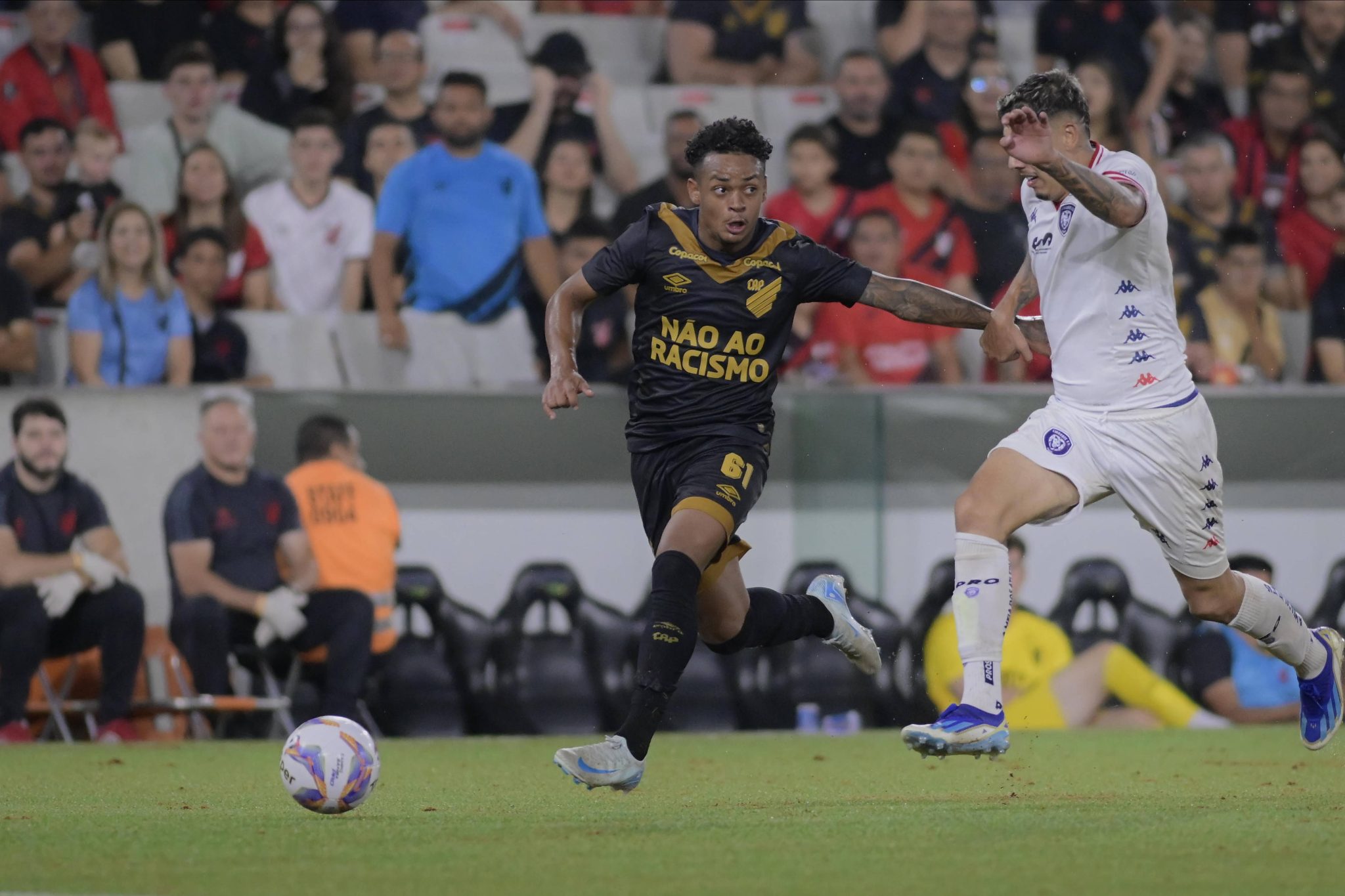 L&eacute;o Derik em partida pelo Athletico Paranaense