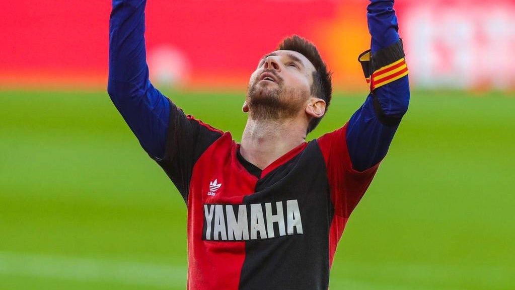 Messi com camisa do Newell's em homenagem a Diego Armando Maradona (Foto: Imago)