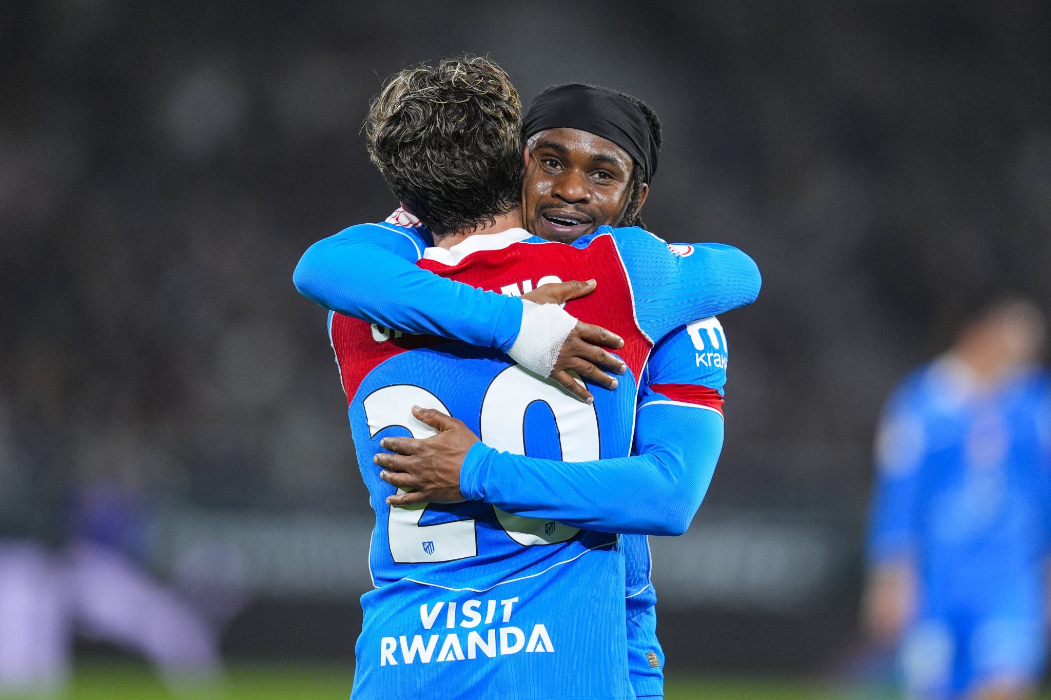 Lookman abra&ccedil;a Giuliano Simeone