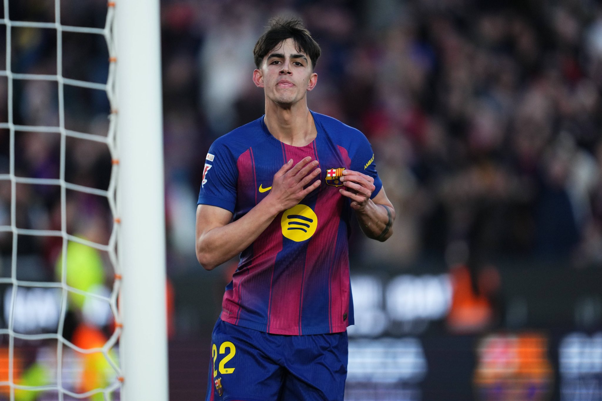 Marc Bernal comemora gol pelo Barcelona (Foto: Imago)