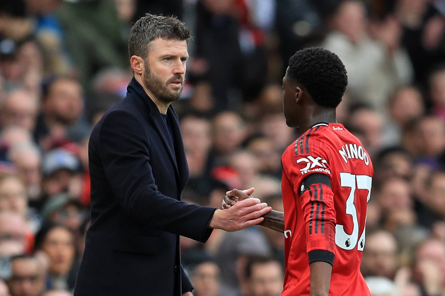Michael Carrick e Kobbie Mainoo no Manchester United (Foto: Imago)