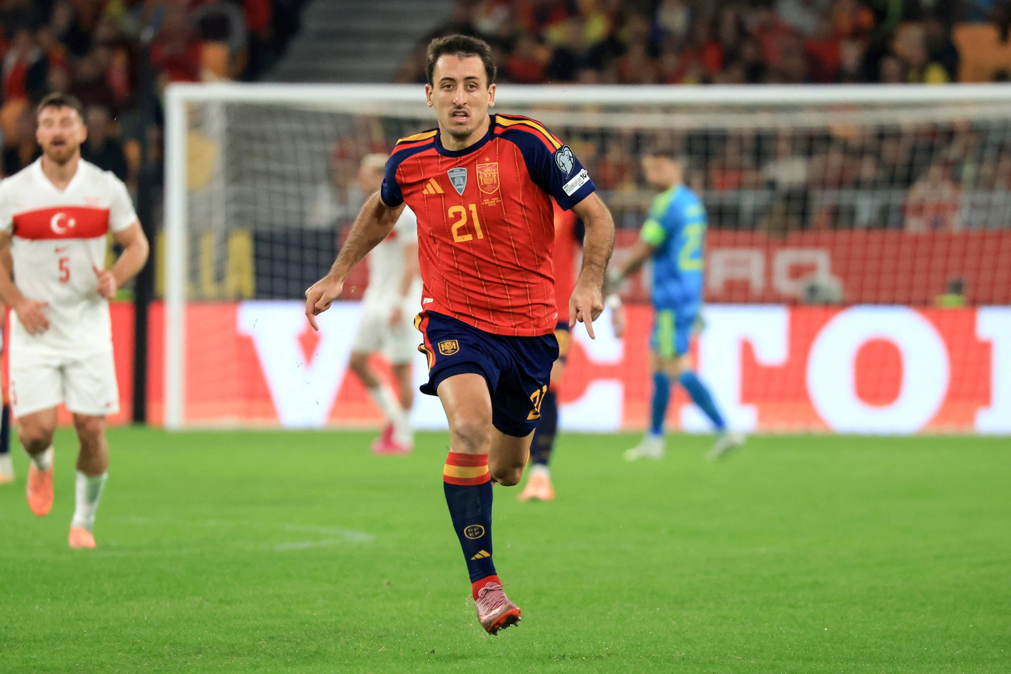 Mikel Oyarzabal a servi&ccedil;o da Espanha (Foto: Imago)