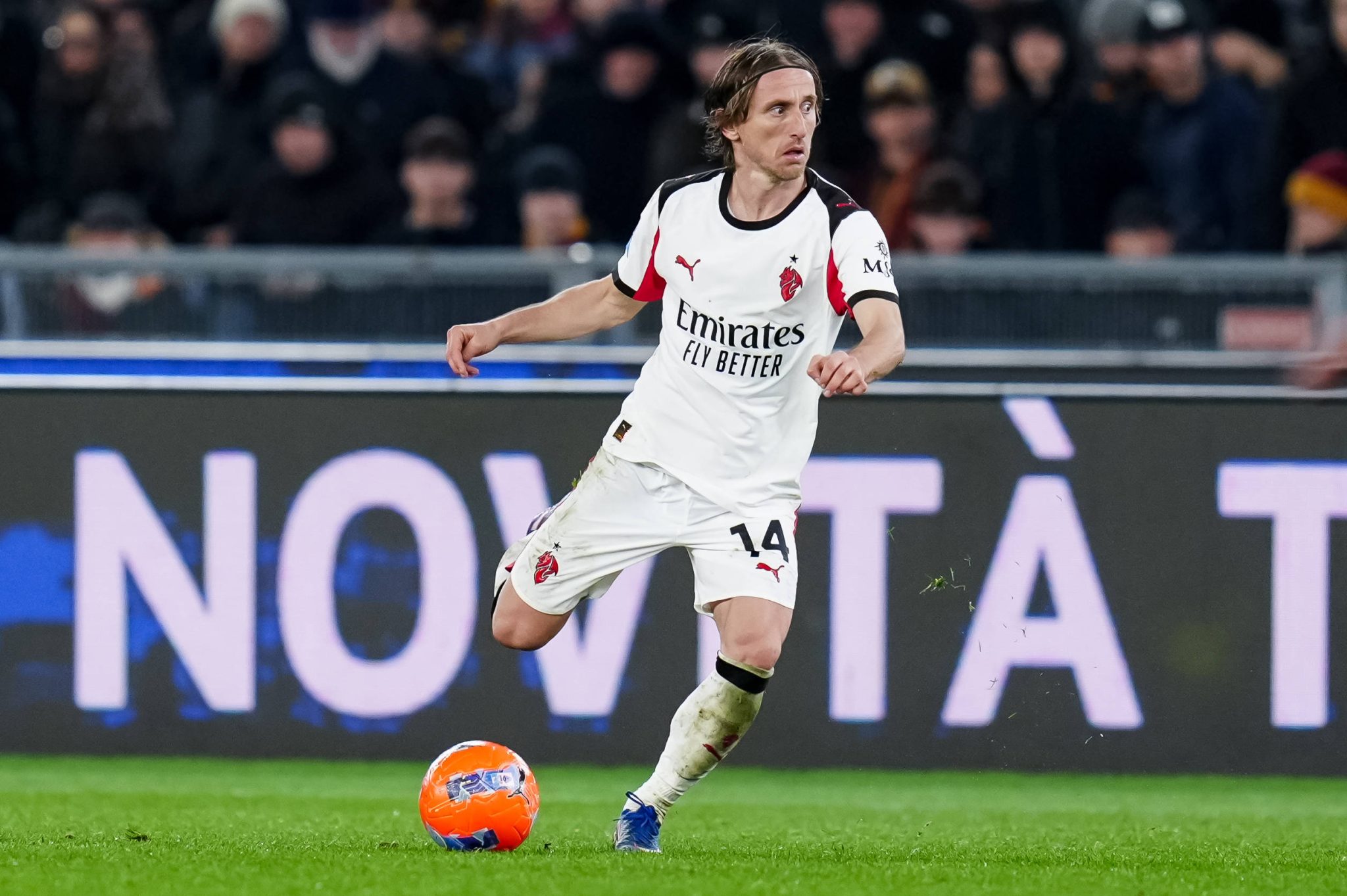 Modric comanda o meio-campo do Milan (Foto: Imago)