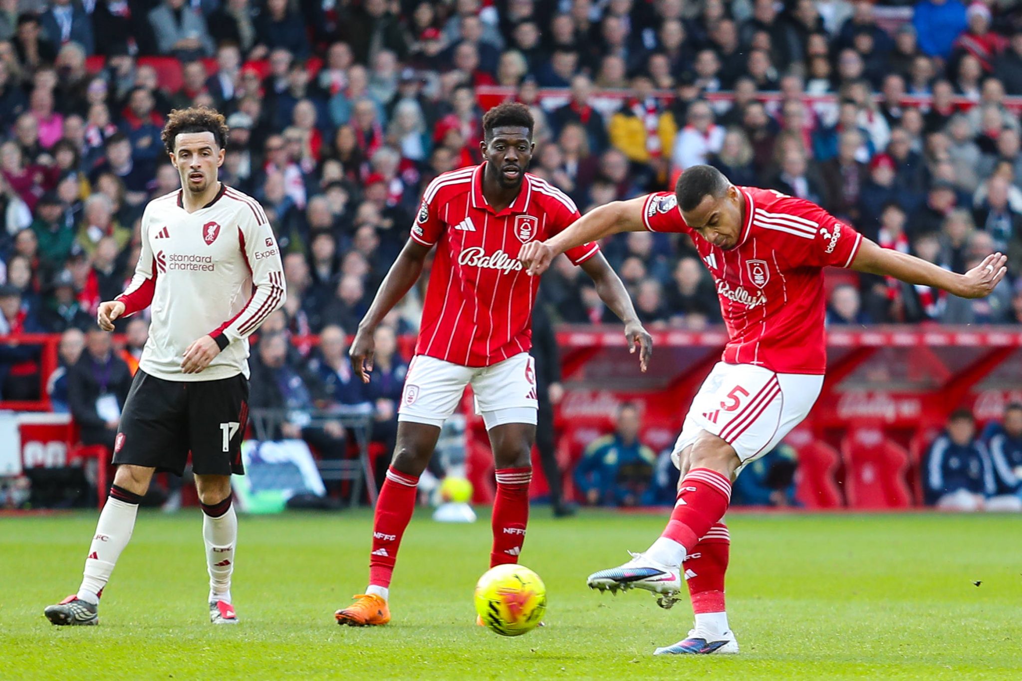 Murillo foi bem contra o Liverpool