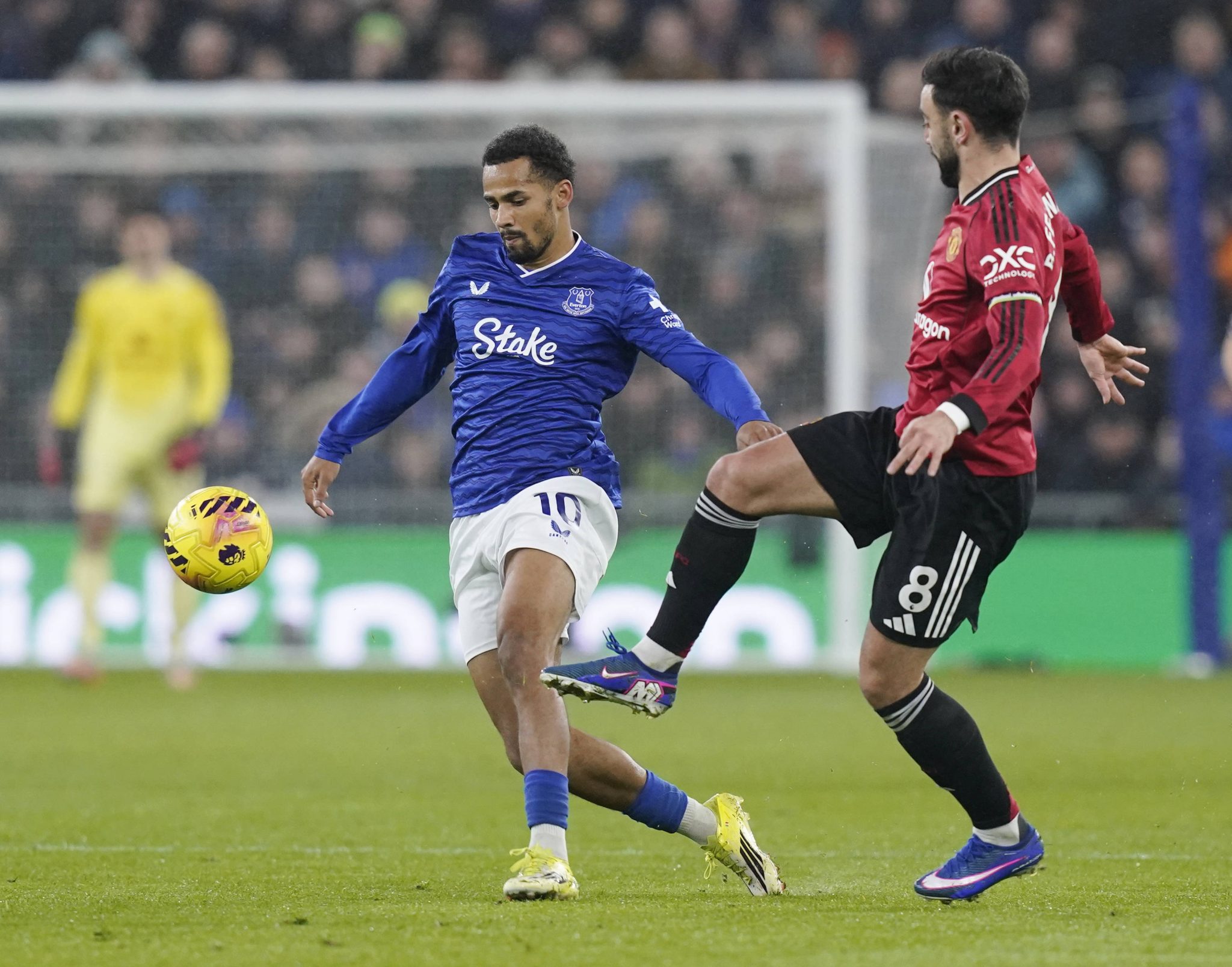 Ndiaye, do Everton, e Bruno Fernandes, do United