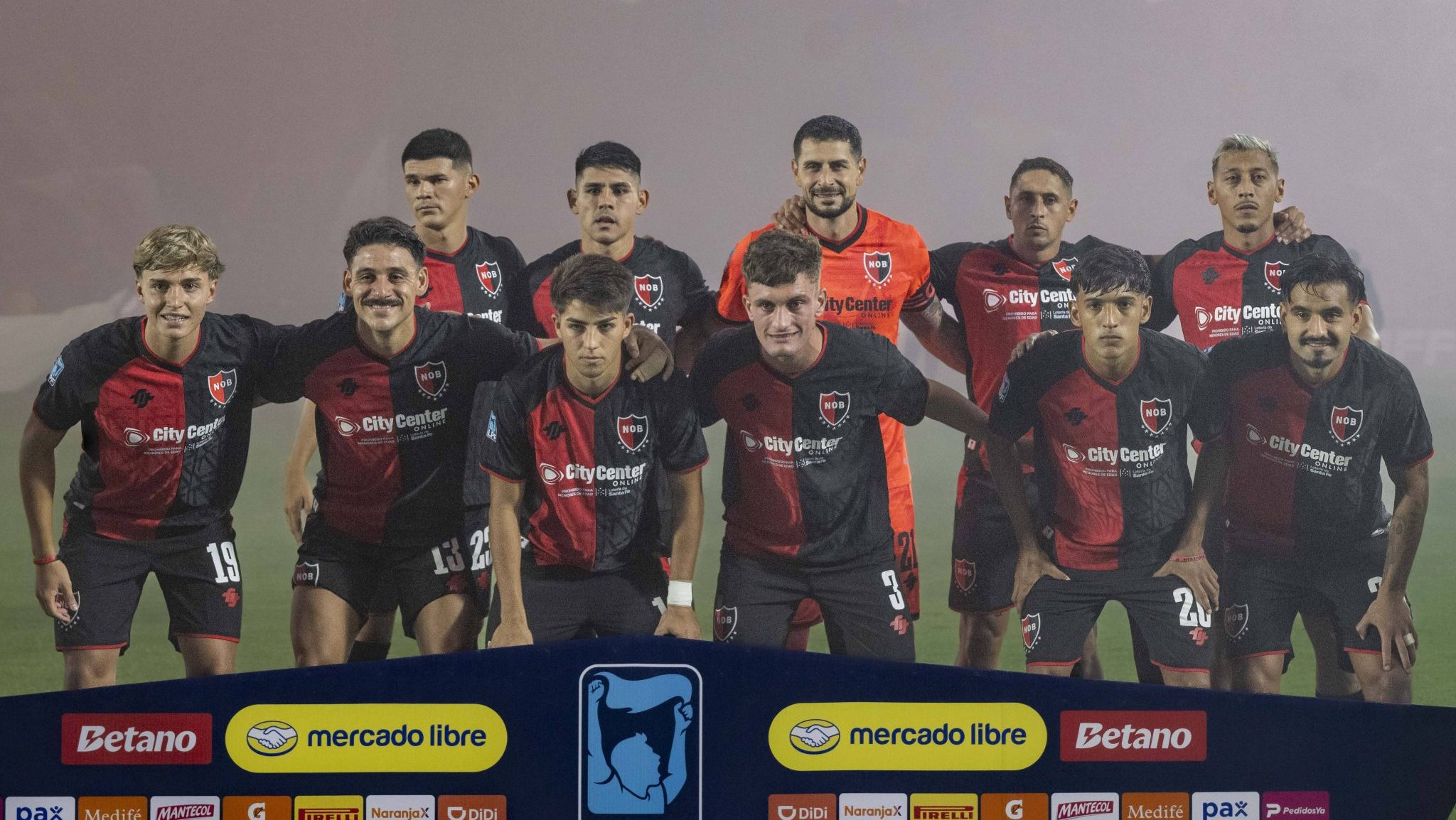 &lsquo;Vit&oacute;ria ou balas para todos&rsquo;: CT do Newell&rsquo;s Old Boys &eacute; atacado com coquetel molotov