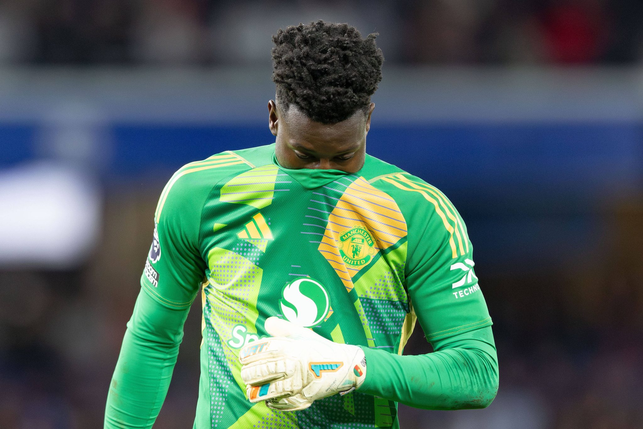 Onana cabisbaixo durante jogo do United