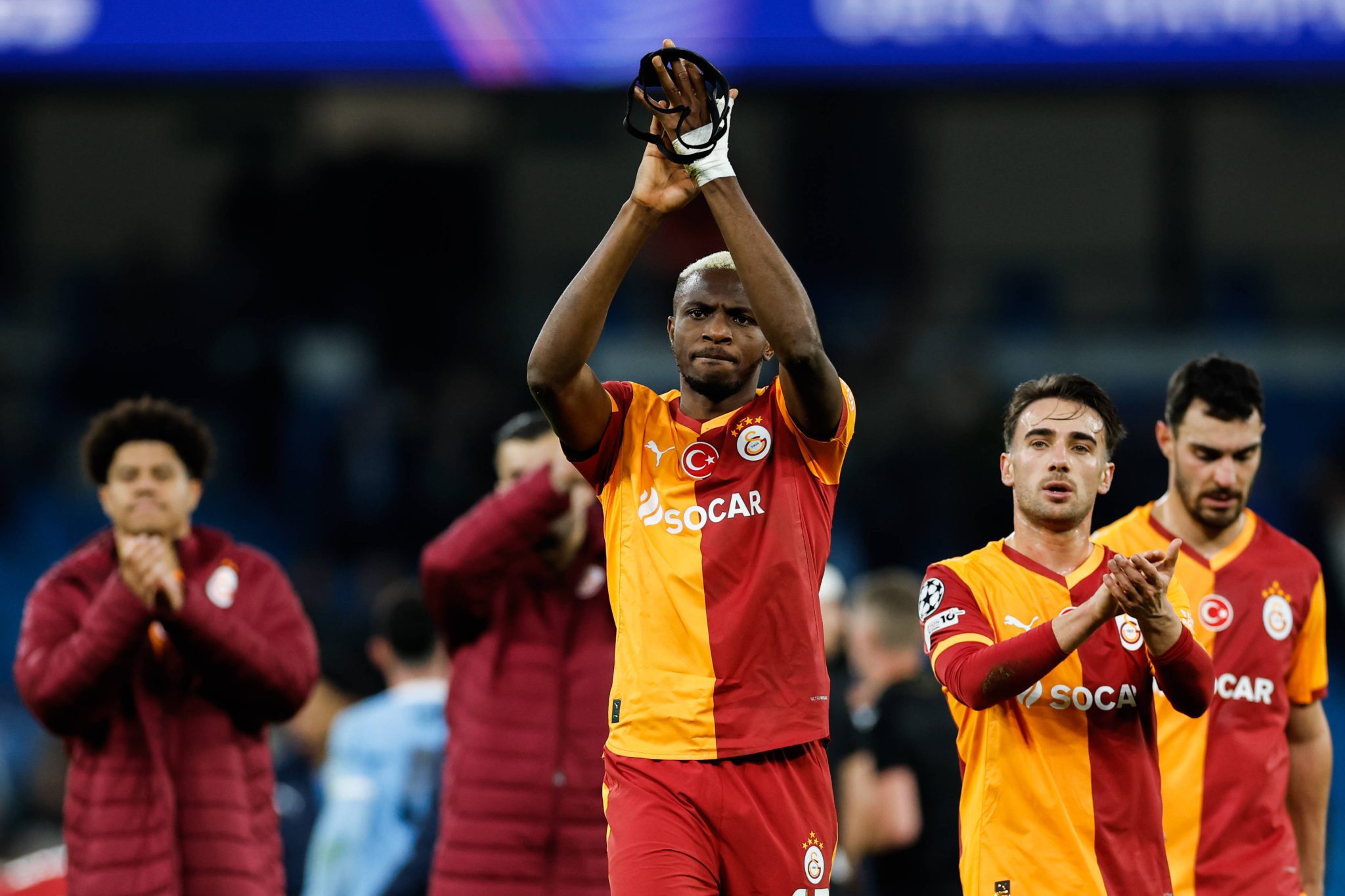 Osimhen acena para torcida do Galatasaray 