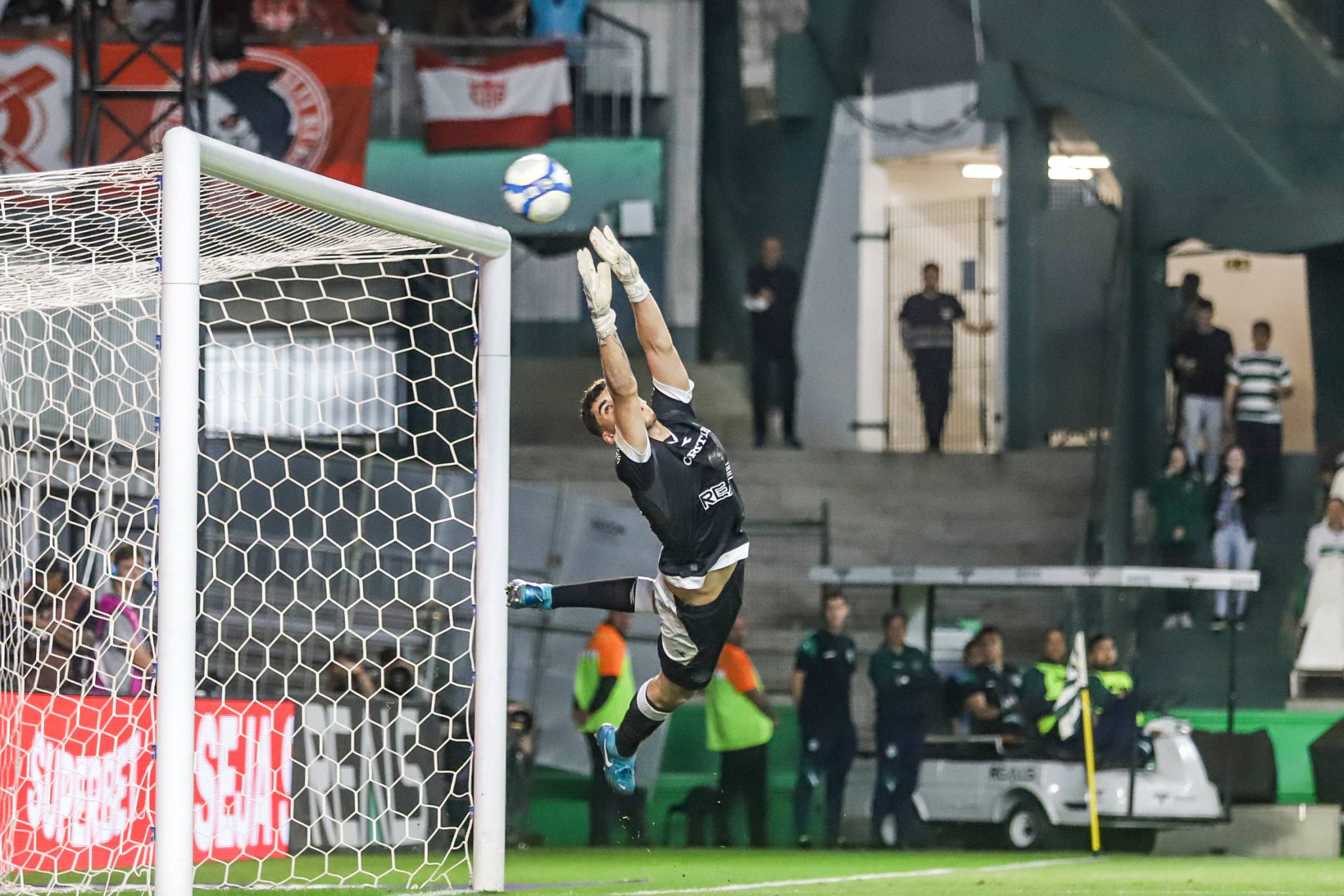 Defesa de Pedro Morisco em jogo do Coritiba