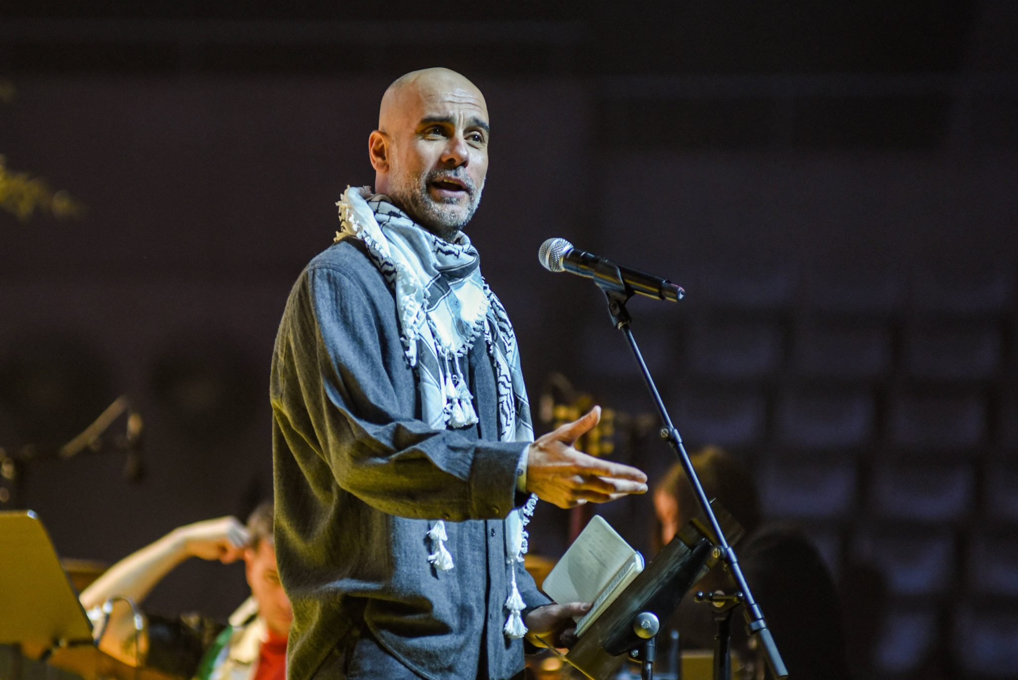 Pep Guardiola durante o evento "Act x Palestine", em Barcelona (Foto: Imago)