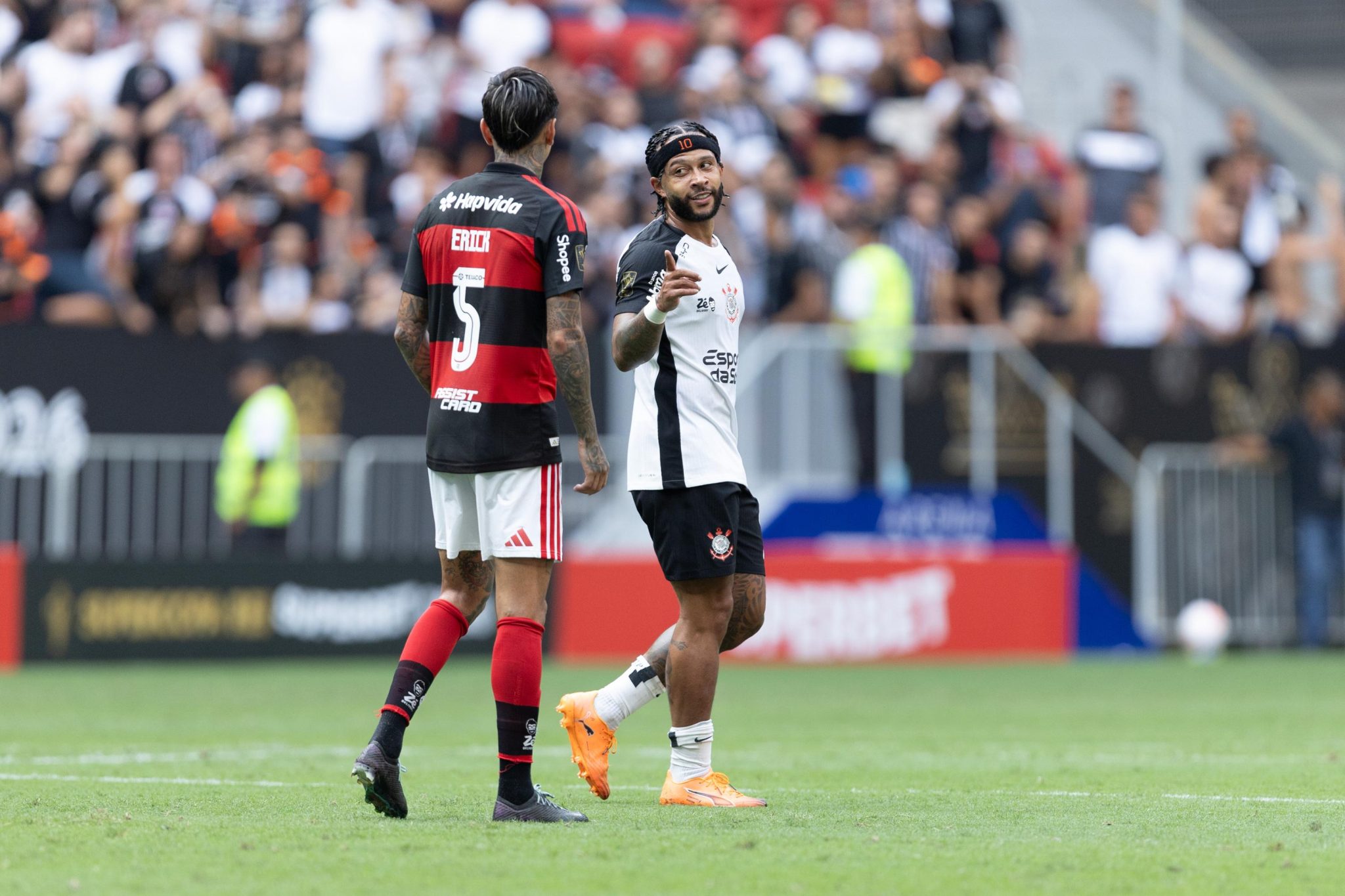 Pulgar e Depay em jogo entre Flamengo e Corinthians