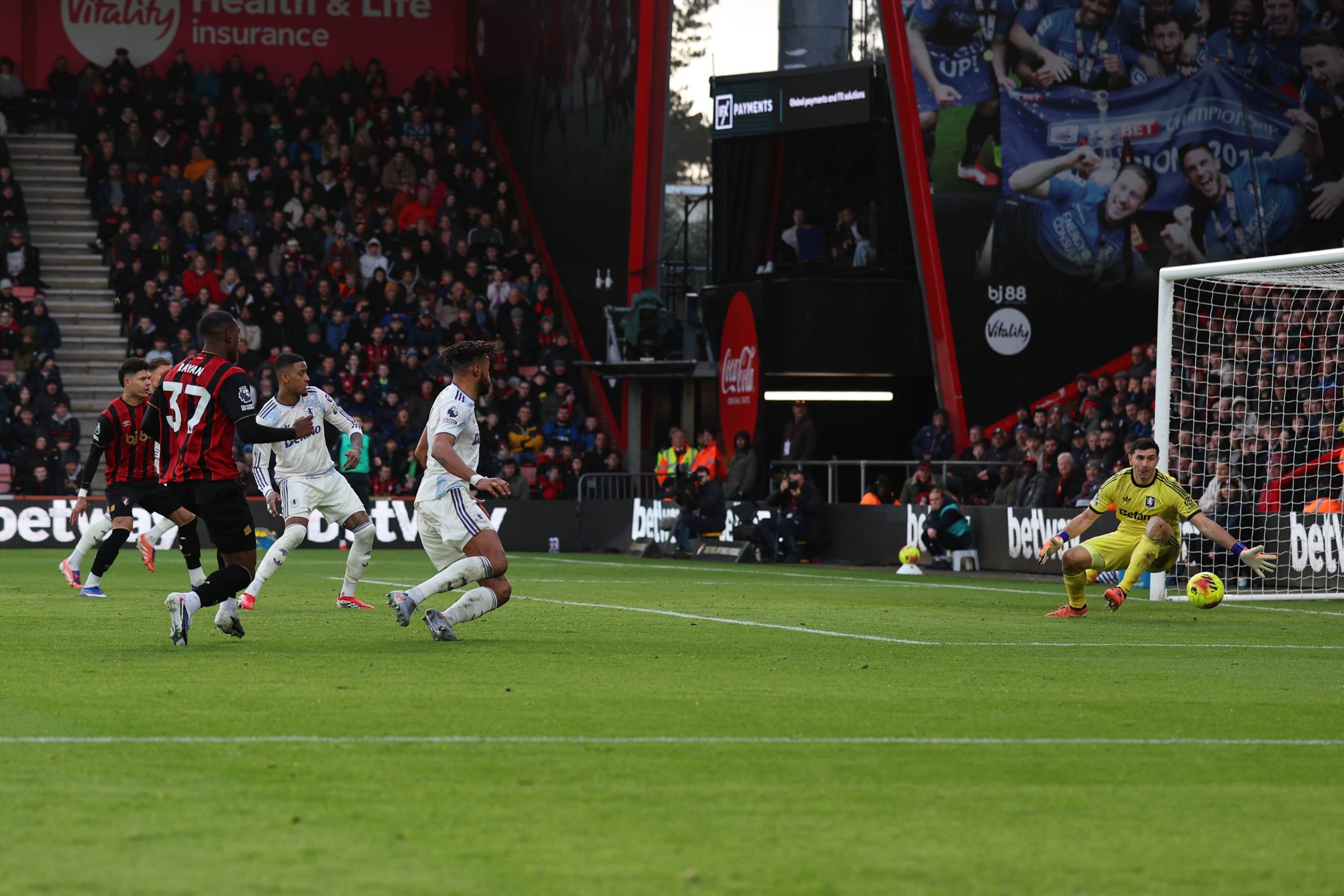 Lance do gol de Rayan em Bournemouth x Aston Villa (Foto: Imago)