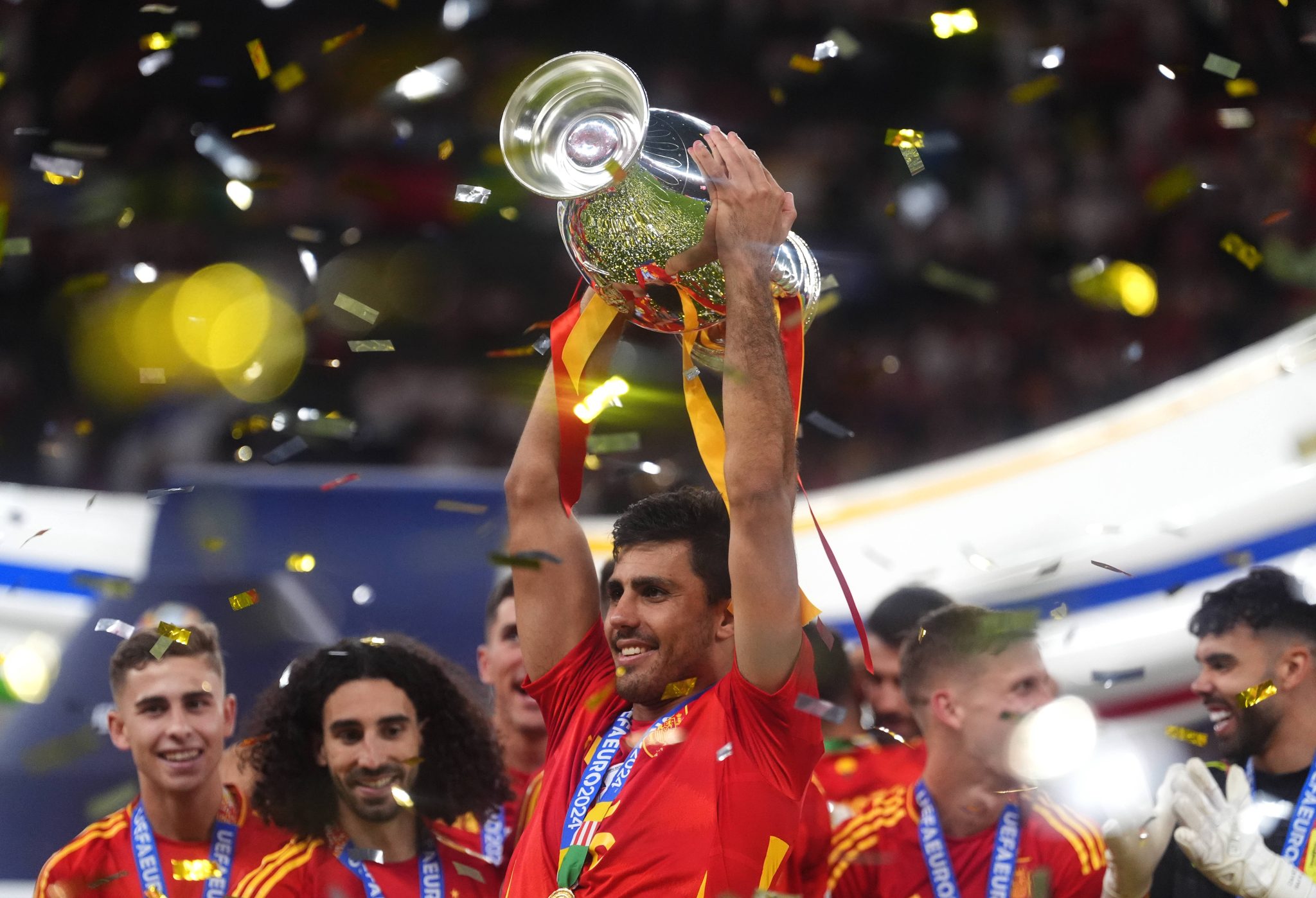 Rodri com a ta&ccedil;a da Eurocopa 2024, conquistada pela Espanha