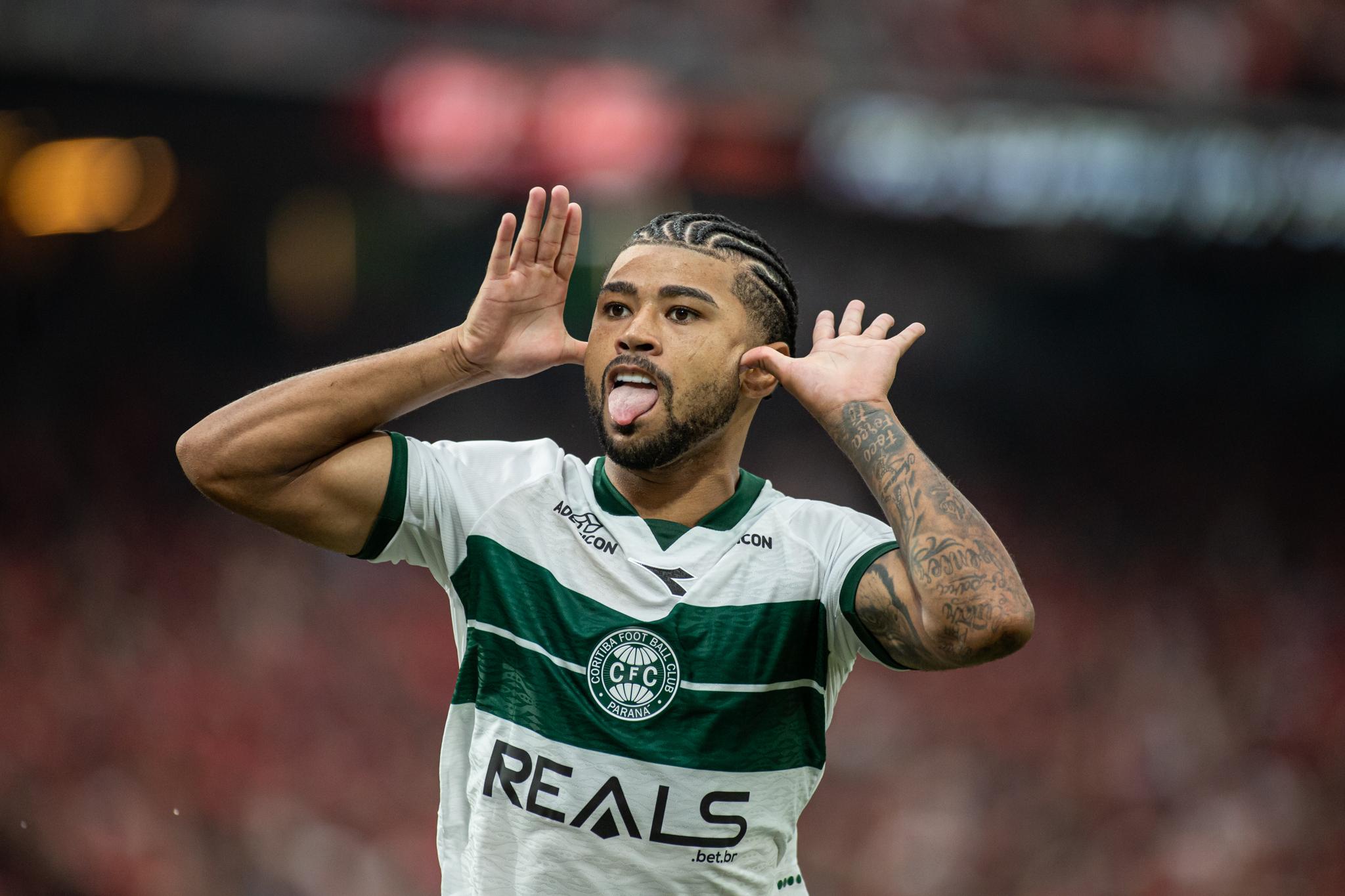 Ronier celebra gol do Coritiba