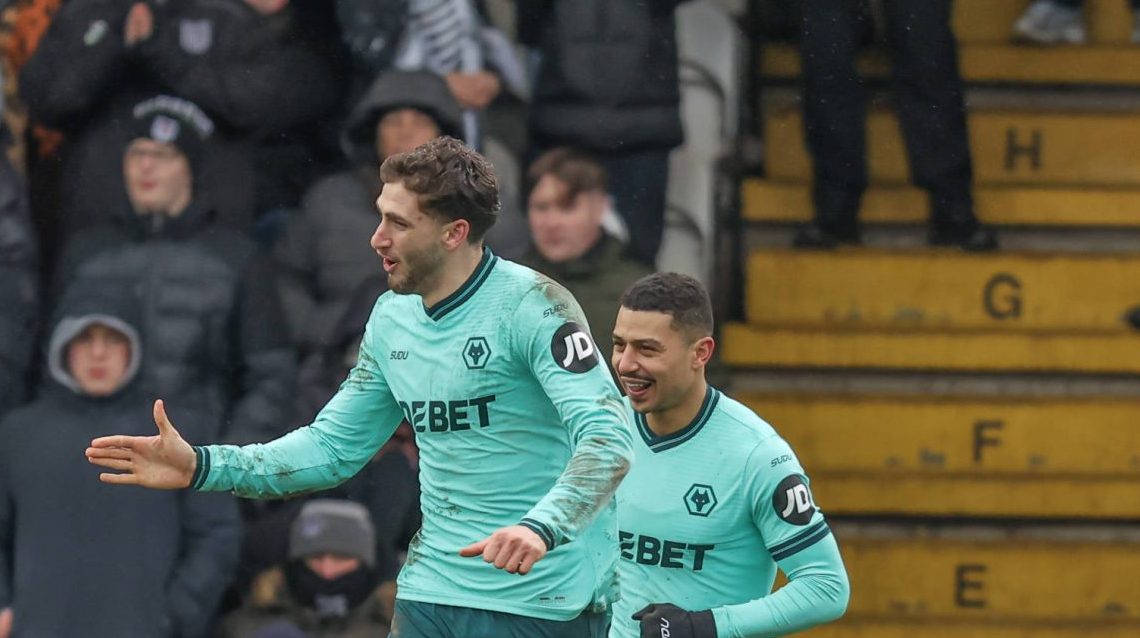 &lsquo;Preferia um campo de boliche&rsquo;: Brasileiro salva Wolves em jogo &lsquo;&agrave; moda antiga&rsquo; na Inglaterra