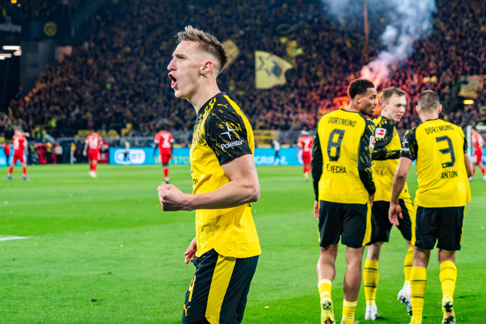 Schlotterbeck celebra gol marcado pelo Borussia Dortmund
