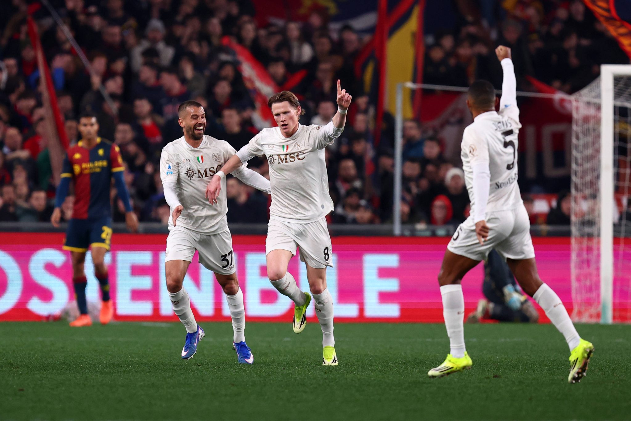 Scott McTominay celebra gol em Genoa x Napoli (Foto: Imago)