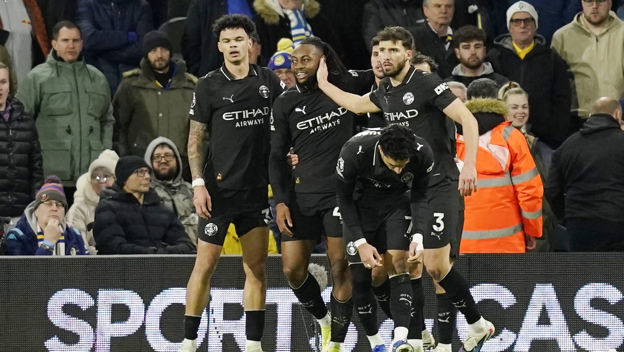 Sem Haaland, Guardiola transforma teoria em pr&aacute;tica, City vence e segue na ca&ccedil;a ao Arsenal