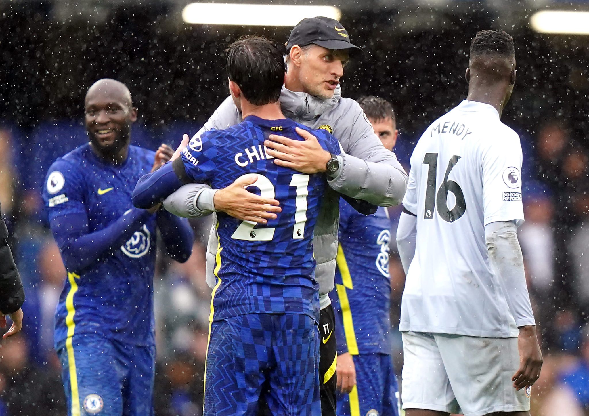 Tuchel e Chilwell se abra&ccedil;am