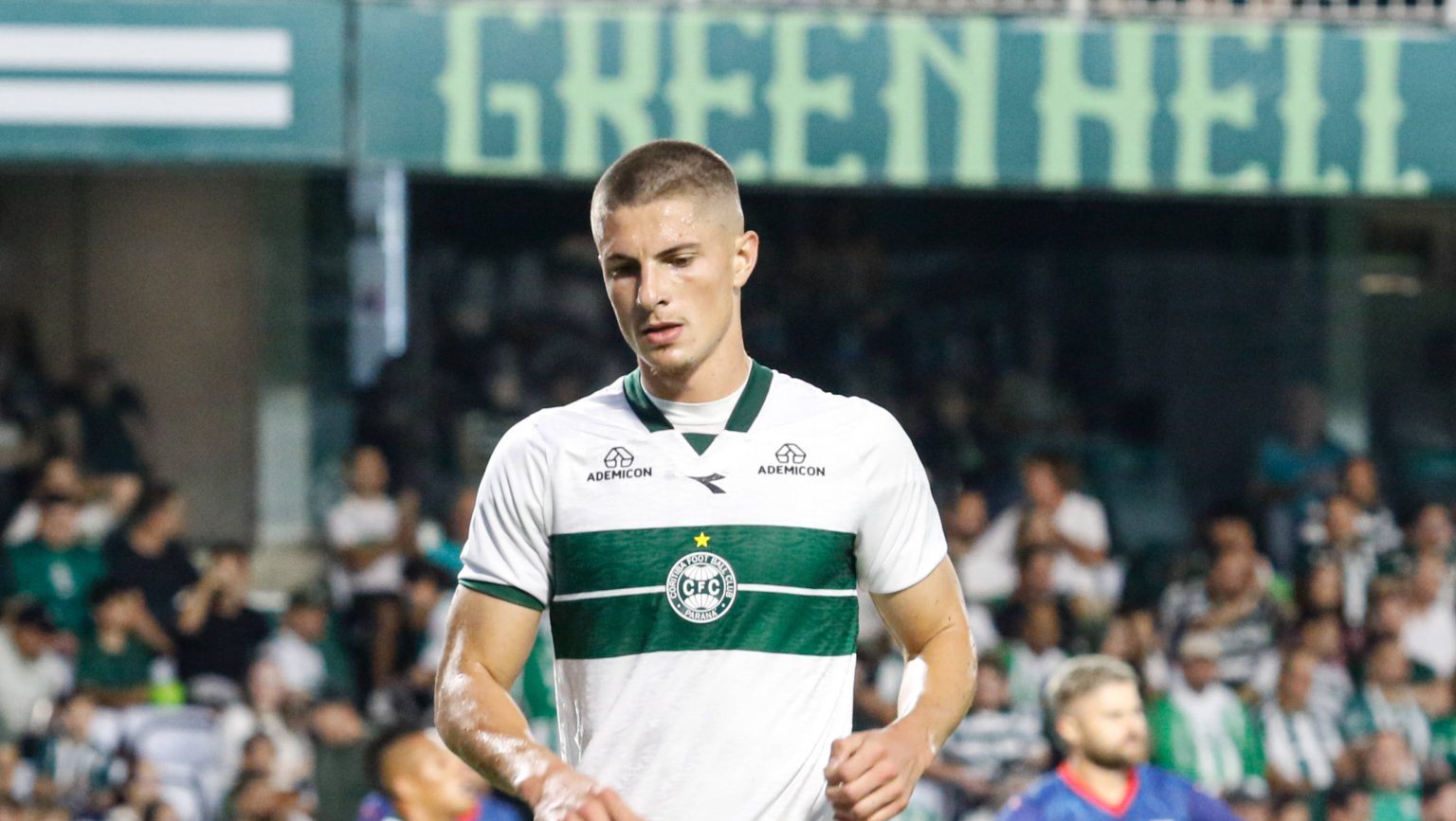 Tiago Coser em a&ccedil;&atilde;o pelo Coritiba