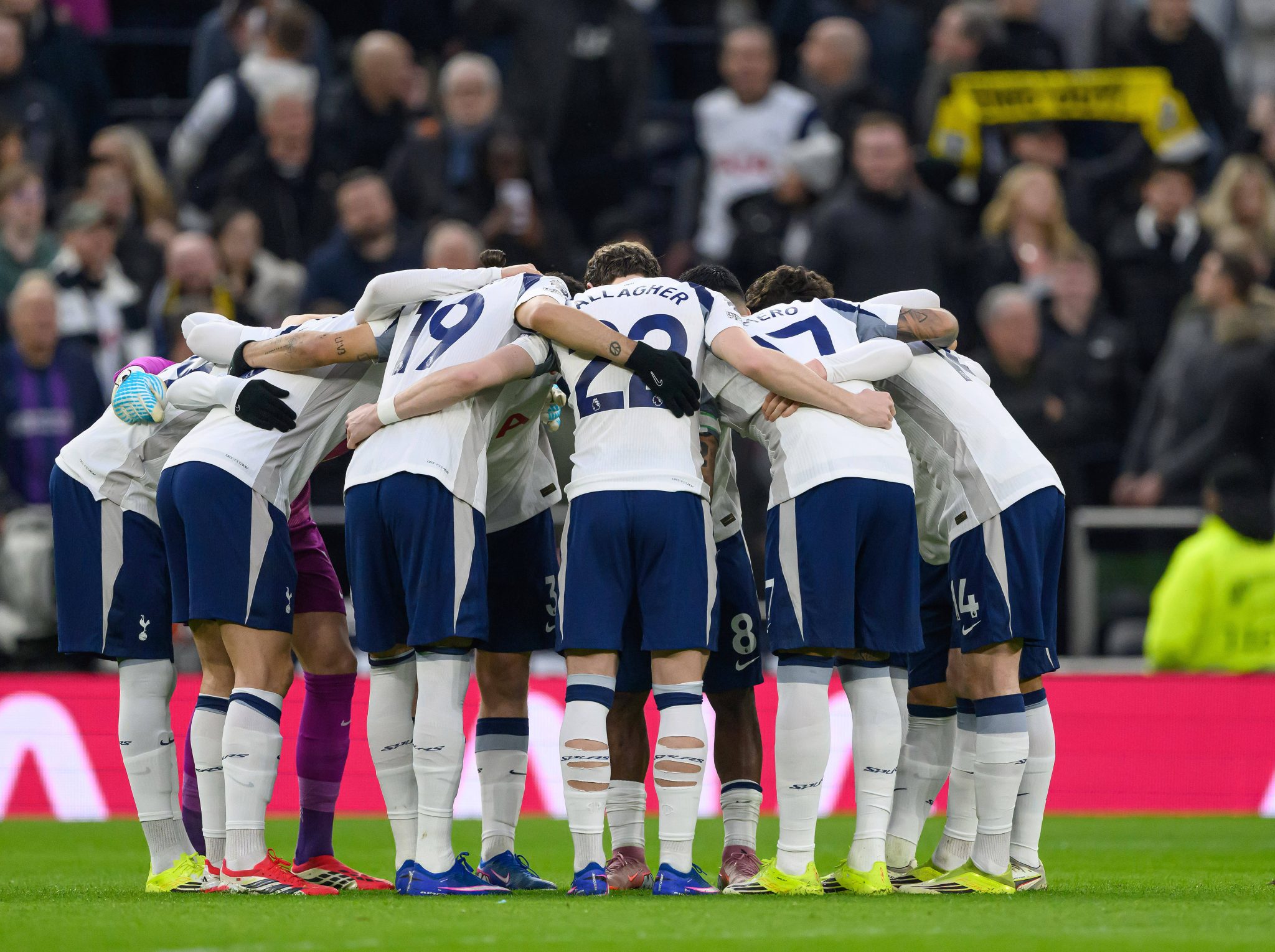 Time do Tottenham reunido no meio do campo