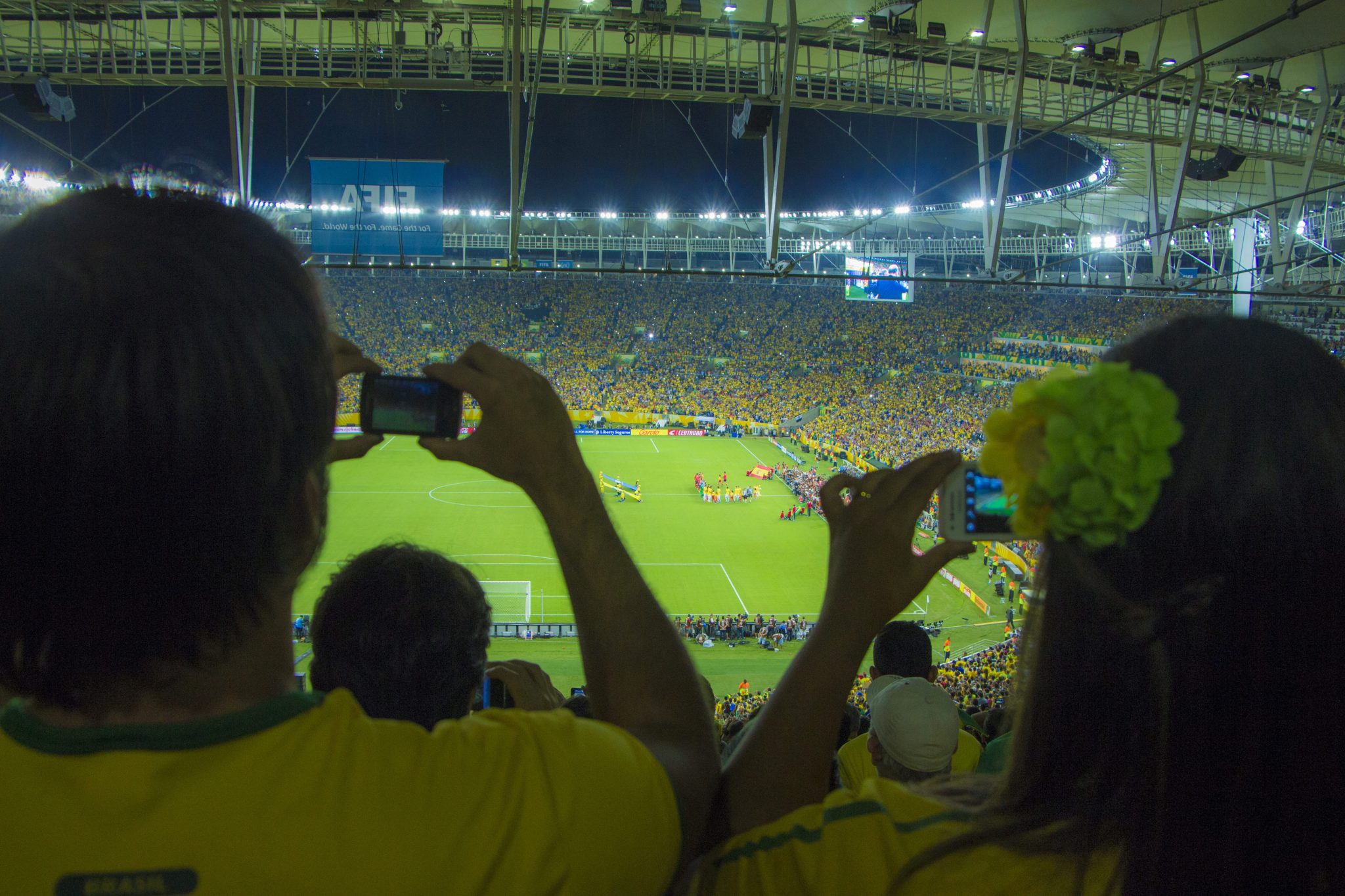 A presen&ccedil;a dos celulares nas arquibancadas dos est&aacute;dios brasileiros se tornou pr&aacute;tica comum (Foto: Imago)