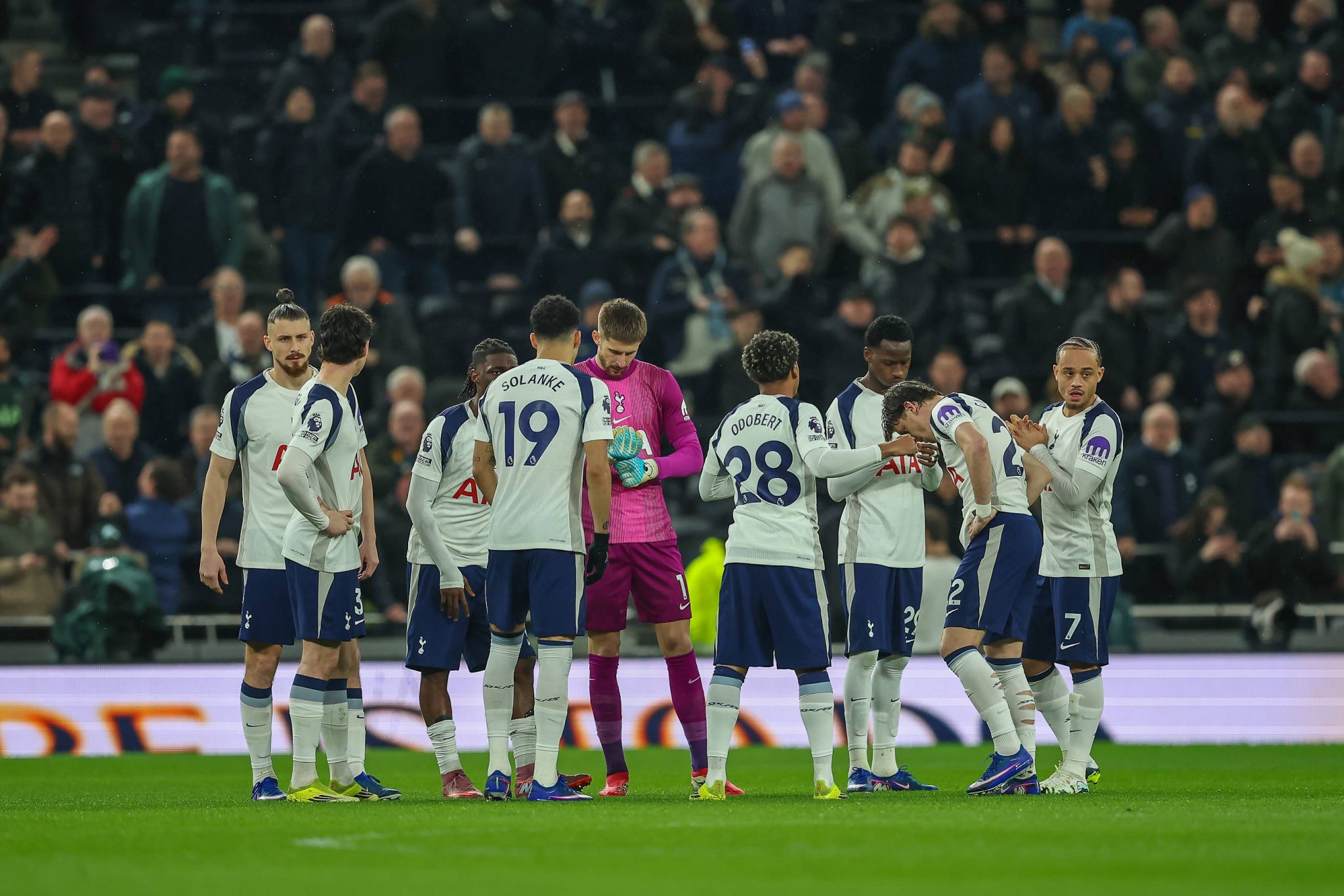 Tottenham tem a miss&atilde;o de evitar o rebaixamento na Premier League (Foto: Imago)
