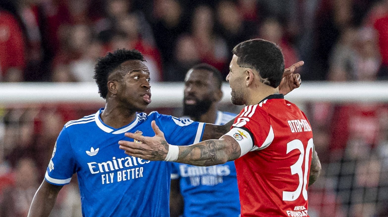 &lsquo;Covardes e fracos&rsquo;: As rea&ccedil;&otilde;es &agrave; den&uacute;ncia de racismo contra Vini Jr em Benfica x Real Madrid