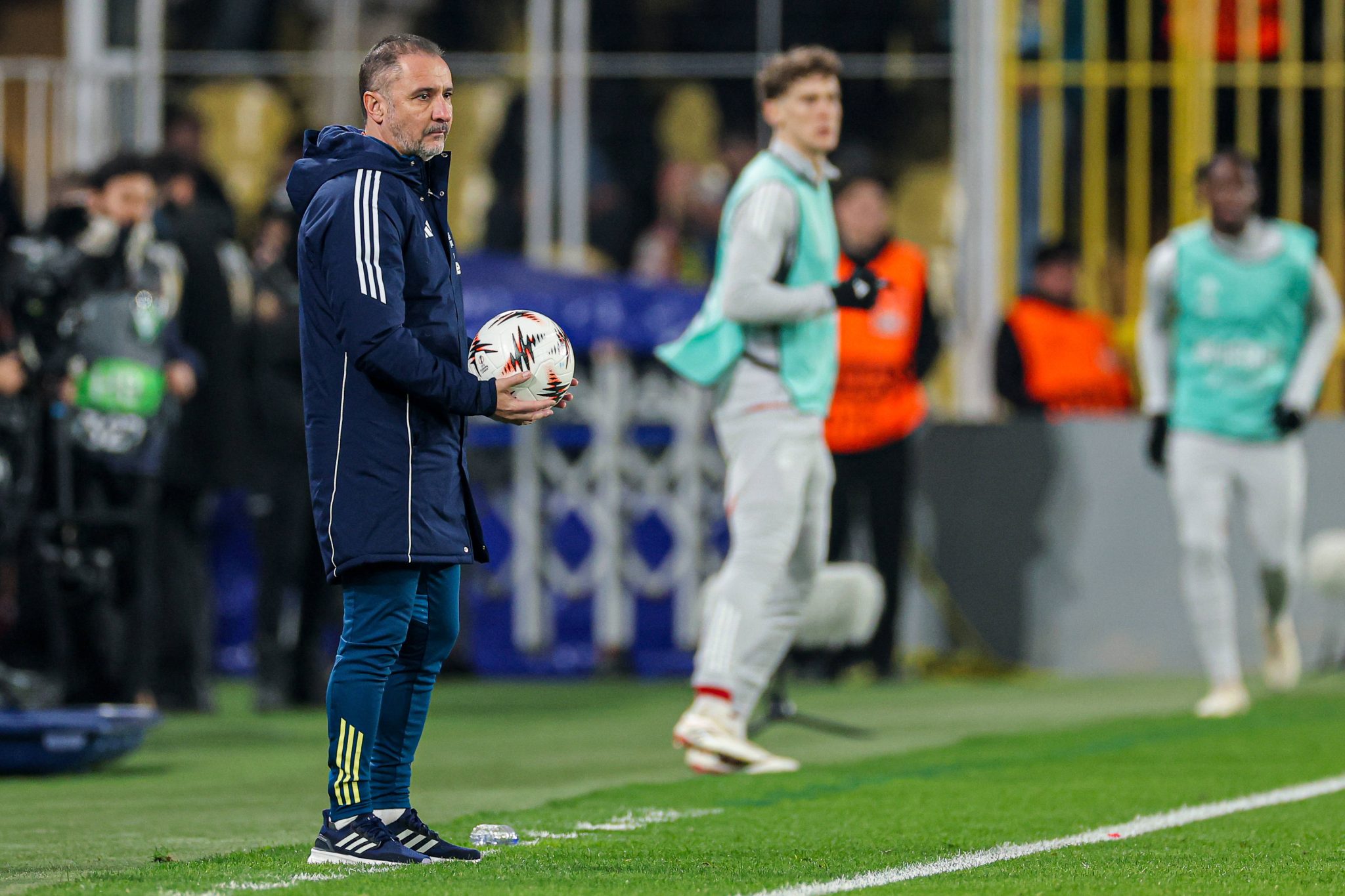 V&iacute;tor Pereira durante sua estreia &agrave; frente do Nottingham Forest 