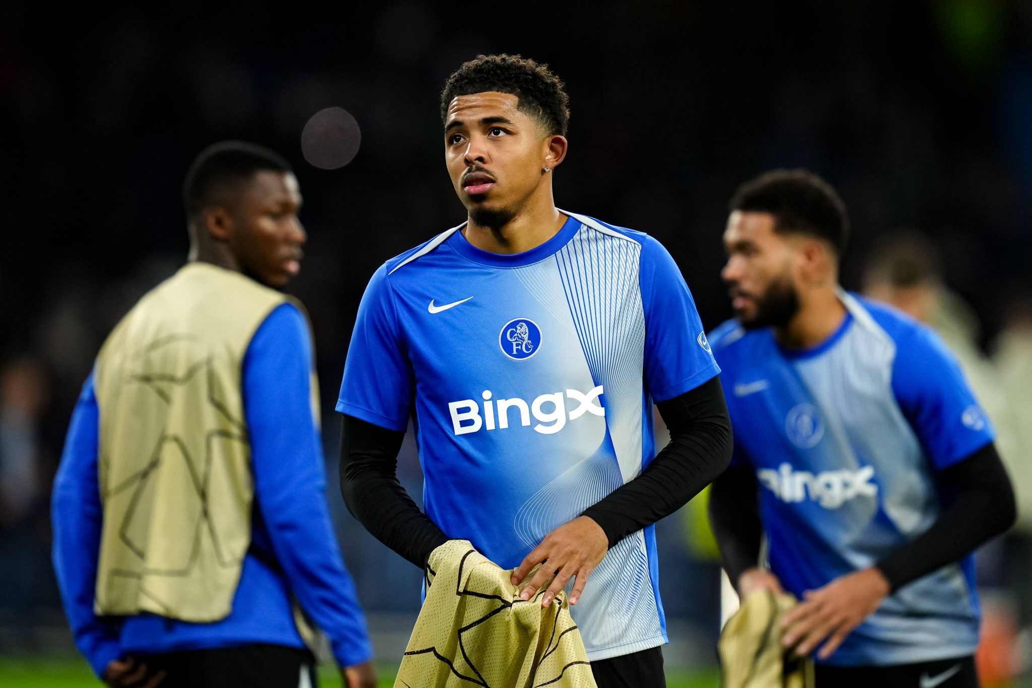 &lsquo;Deveriam te colocar num zool&oacute;gico&rsquo;: Jogadores de Chelsea e Burnley exp&otilde;em ataques racistas ap&oacute;s empate