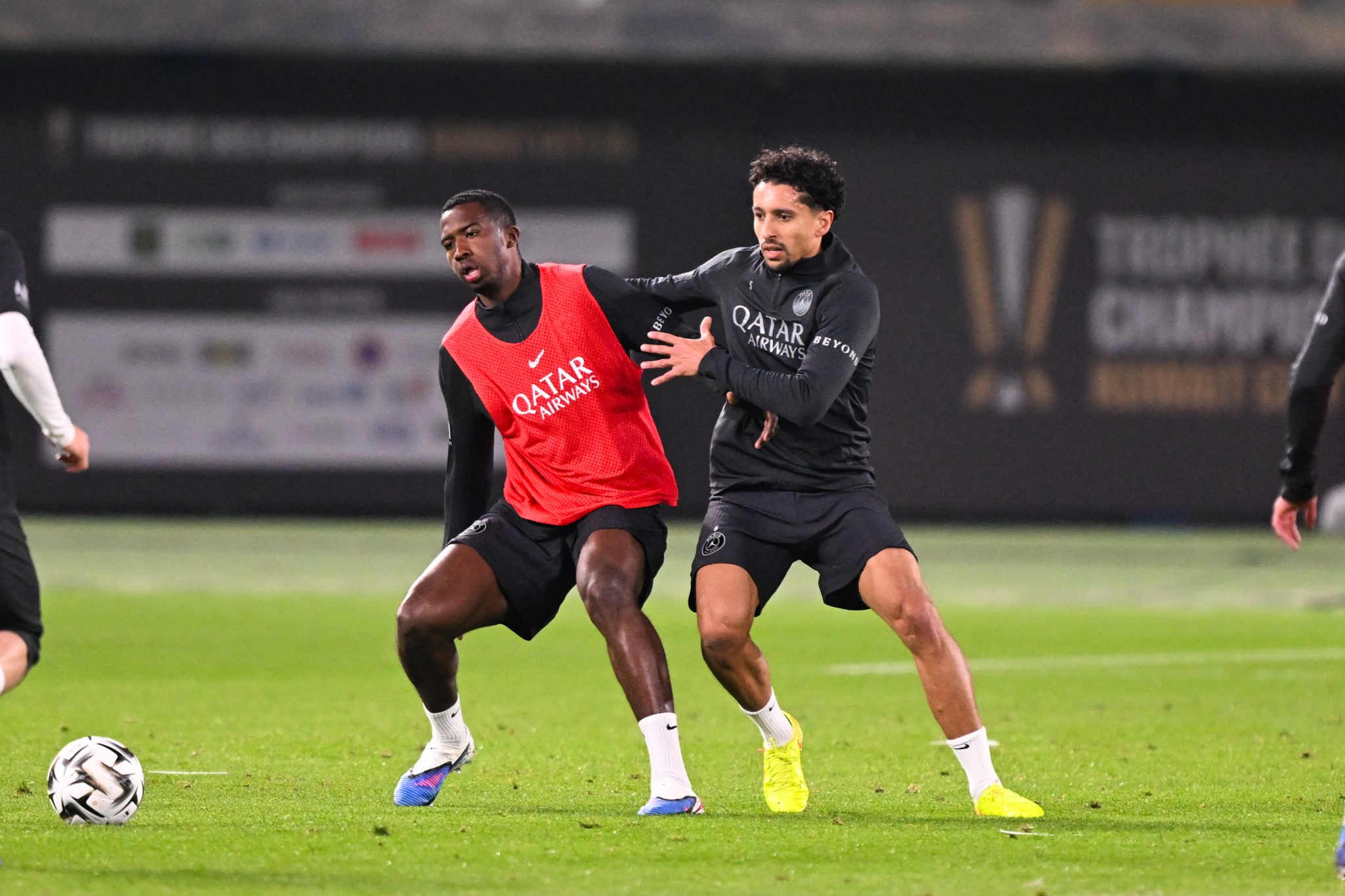Willian Pacho e Marquinhos, zagueiros titulares do PSG (Foto: Icon Sport)