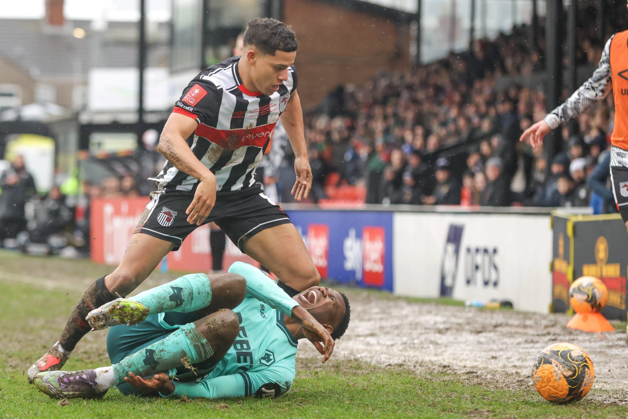 As condi&ccedil;&otilde;es de jogo inusitadas no Blundell Park, do Grimsby Town, em jogo contra os Wolves