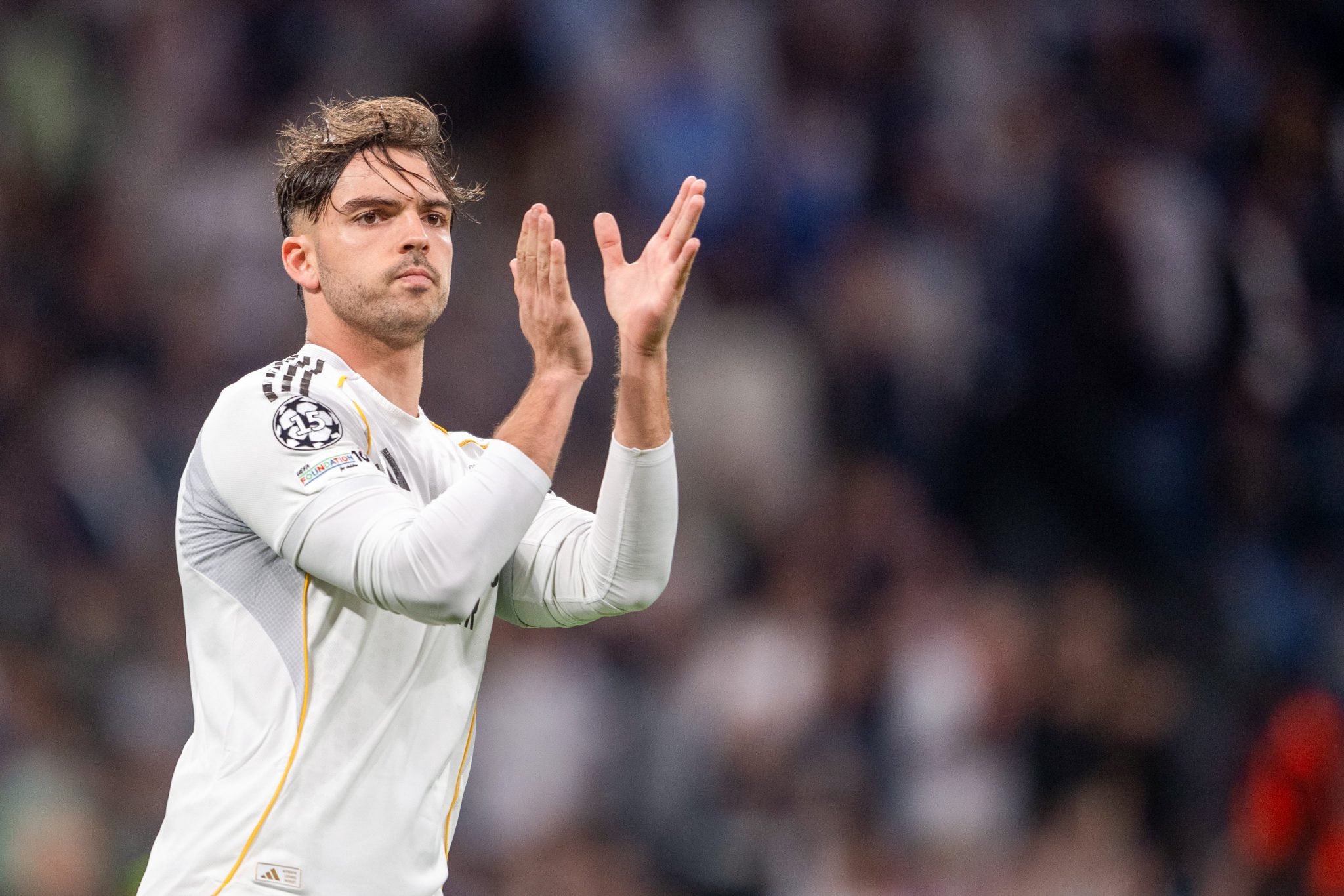 Asencio aplaude torcida do Real Madrid no Santiago Bernab&eacute;u