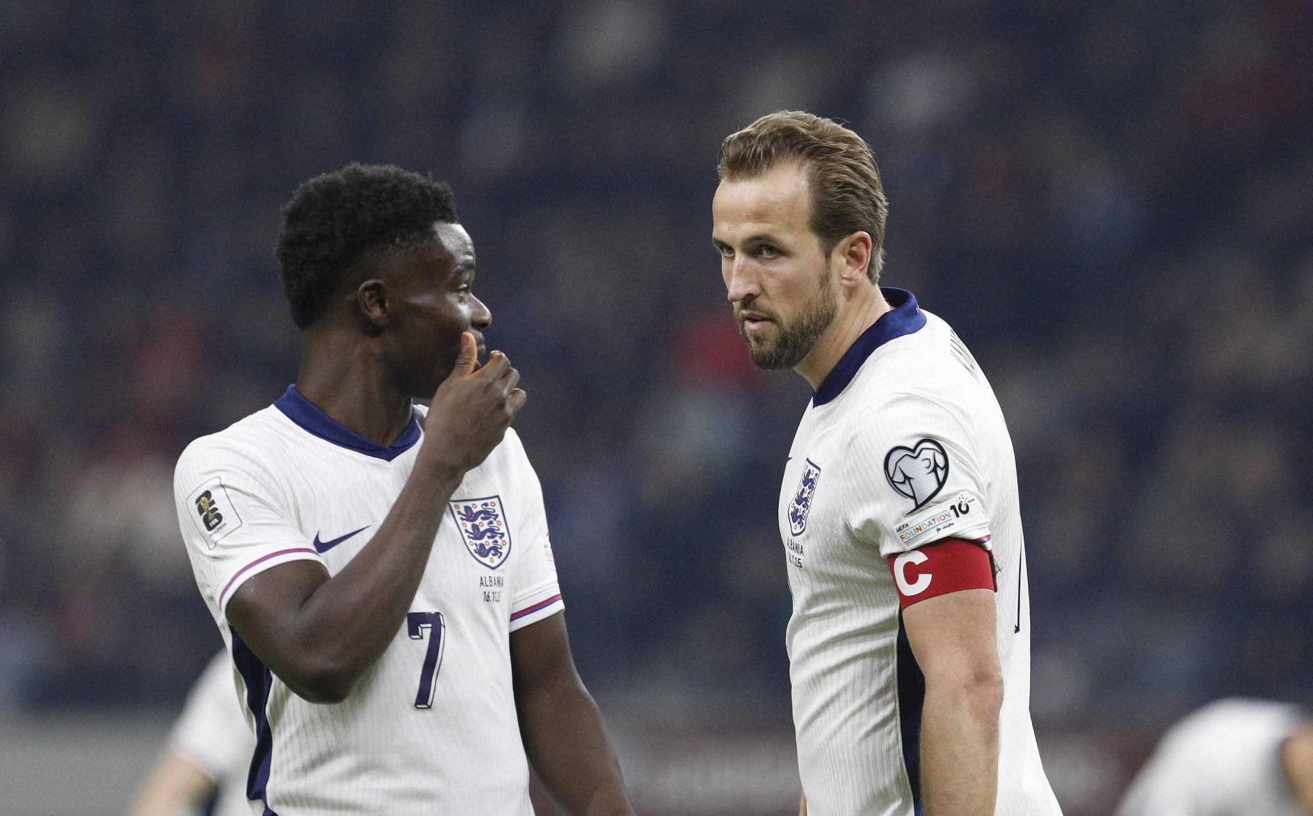 &lsquo;Eles n&atilde;o s&atilde;o porta-vozes pol&iacute;ticos&rsquo;: Jogadores ingleses buscam apoio para temas sociais