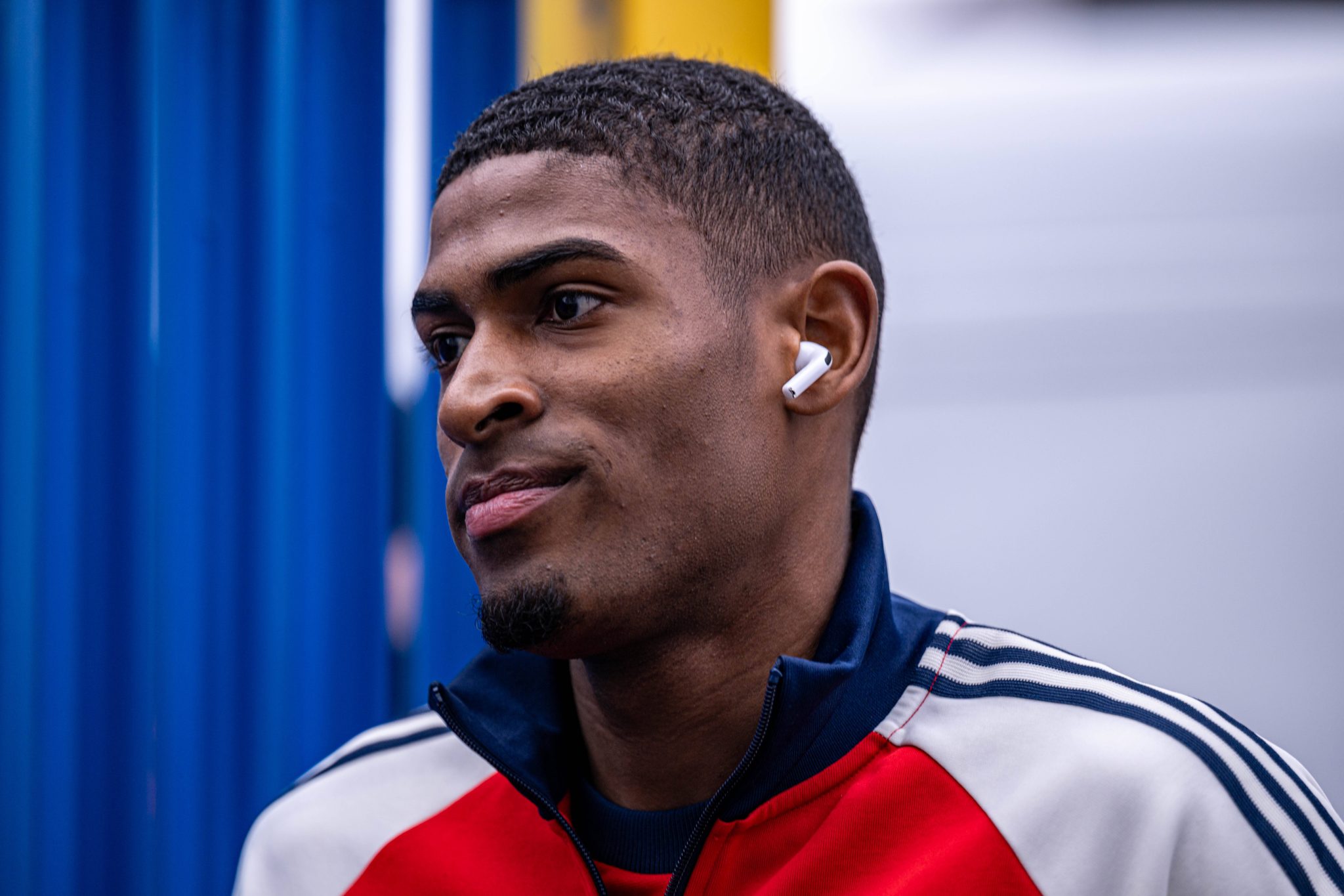 Cristhian Mosquera antes de jogo do Arsenal