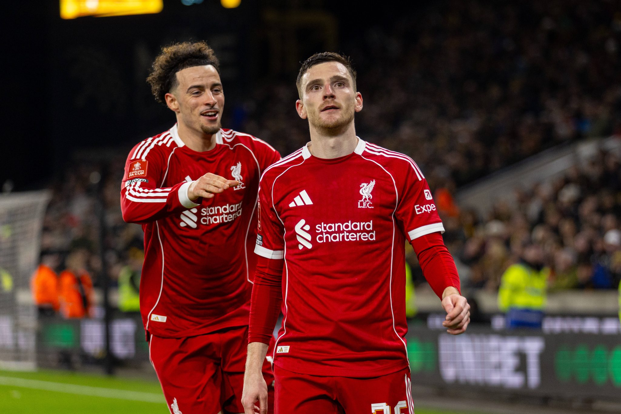 Curtis Jones e Andy Robertson comemoram gol do Liverpool