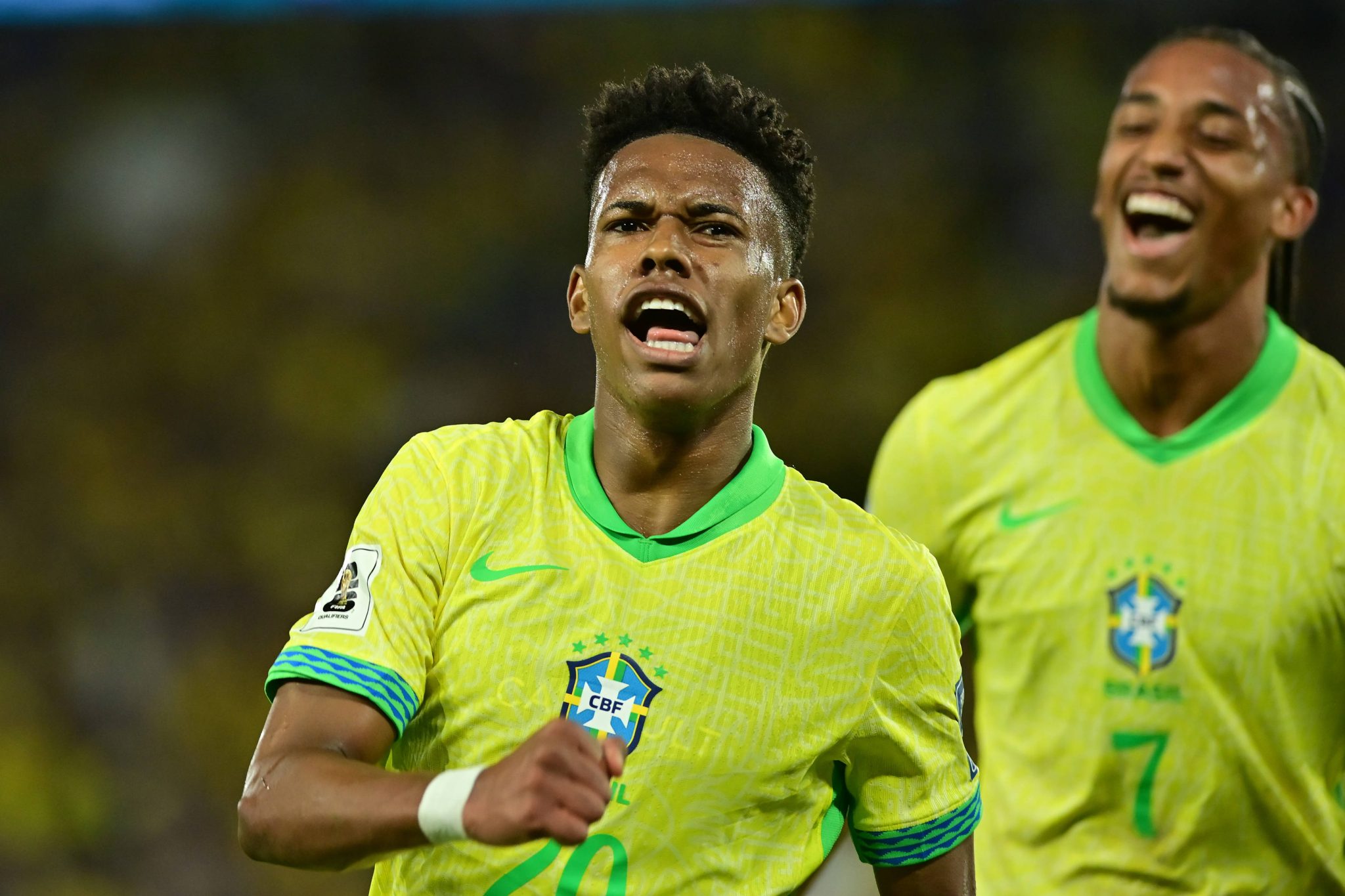 Est&ecirc;v&atilde;o e Jo&atilde;o Pedro comemoram gol da sele&ccedil;&atilde;o brasileira