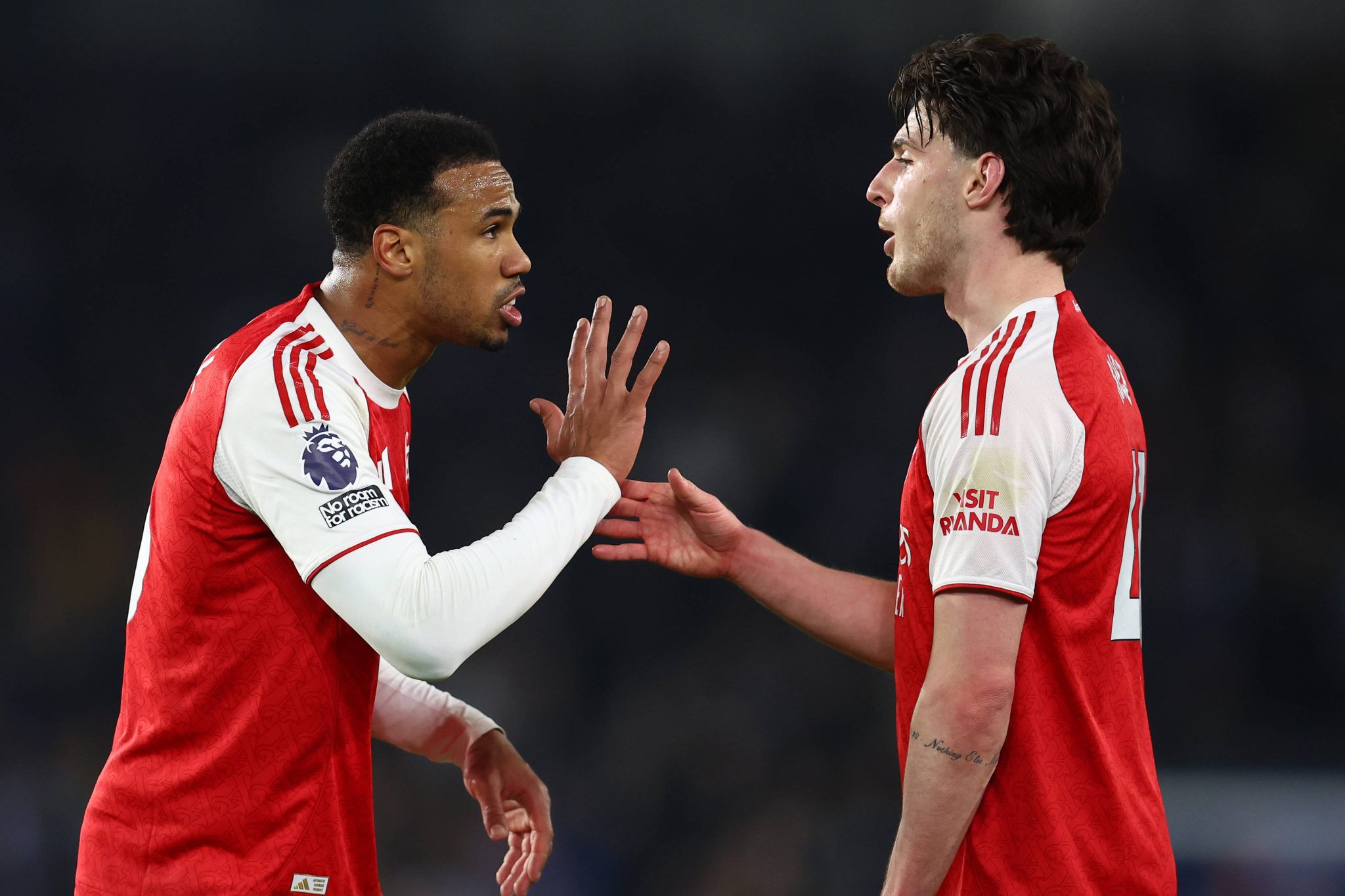 Gabriel Magalh&atilde;es e Declan Rice conversam durante jogo do Arsenal