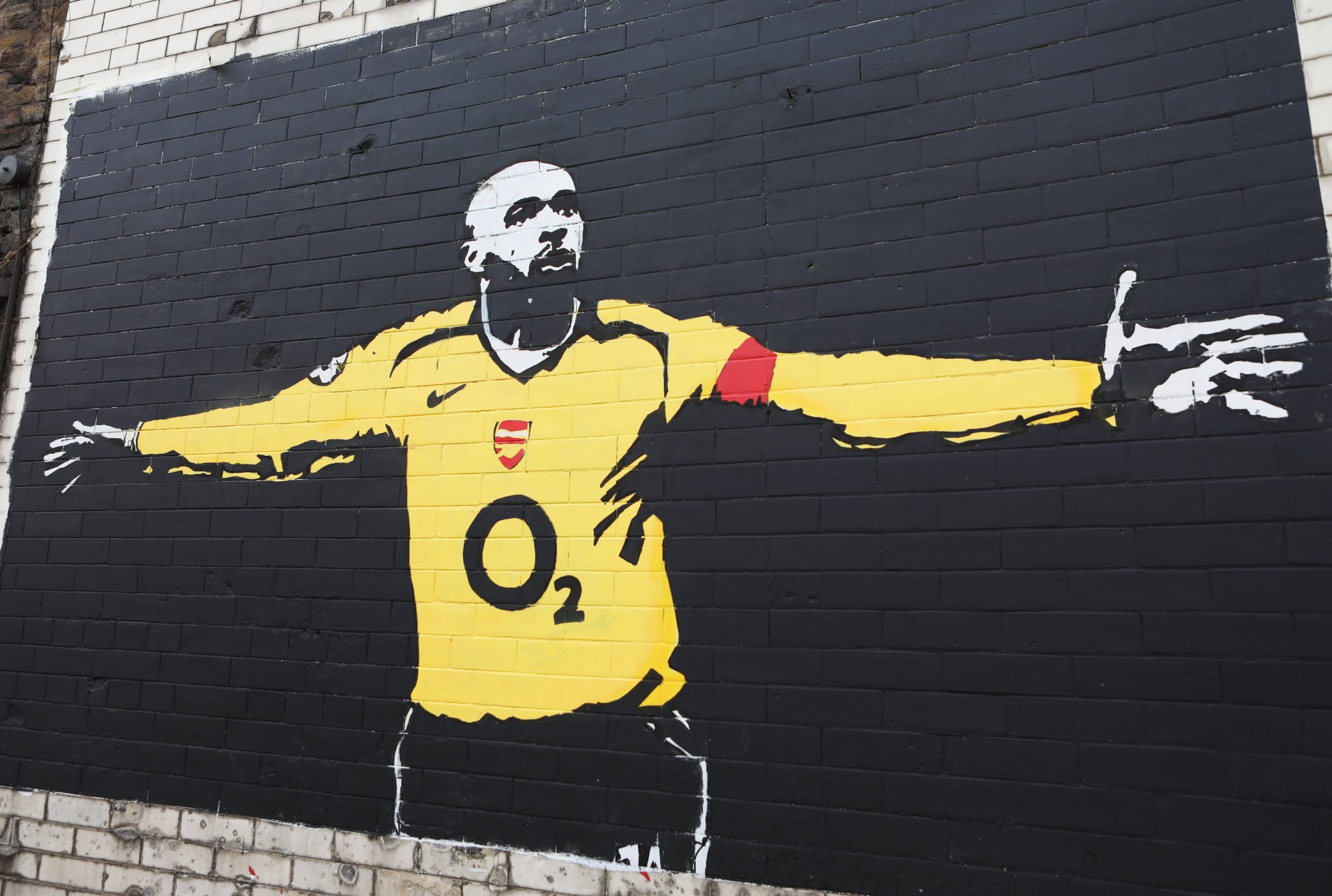 Grafite de Thierry Henry em uma rua perto do Emirates Stadium