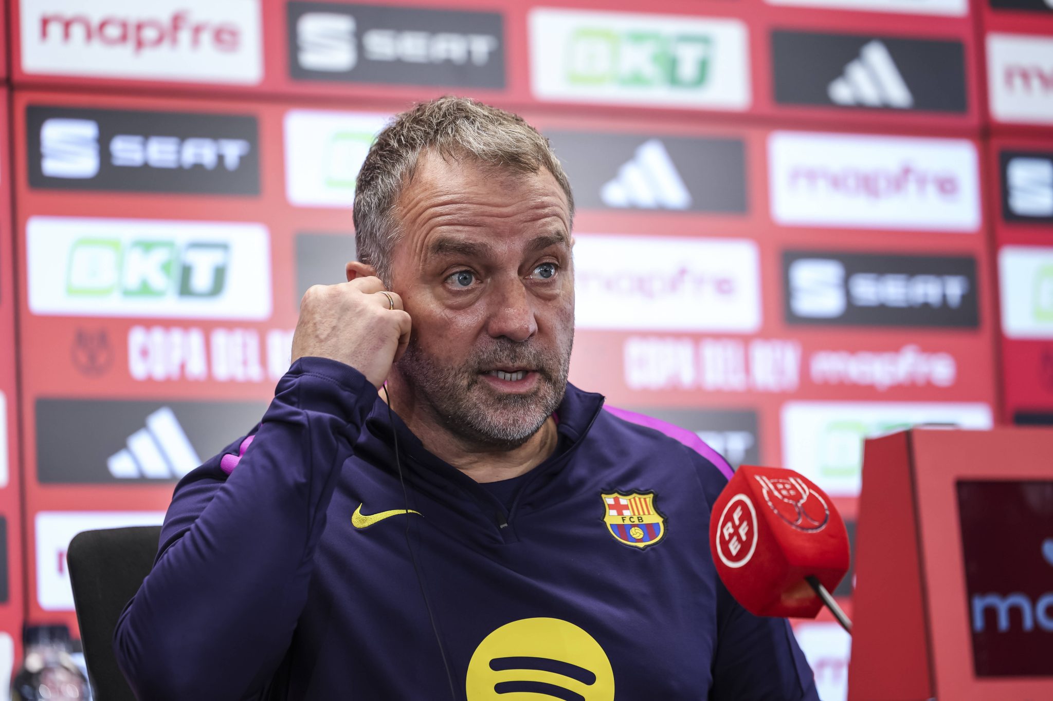 Hansi Flick em coletiva de imprensa no Barcelona