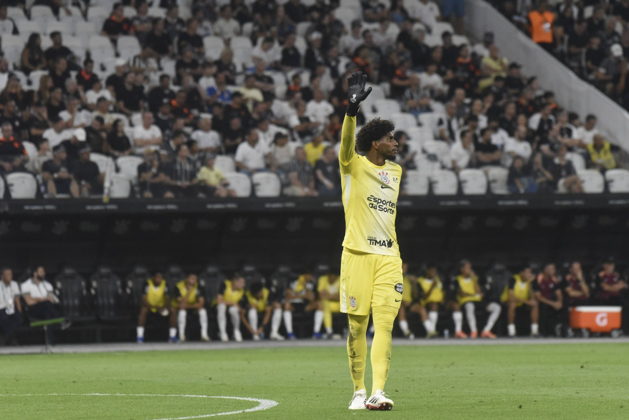 Hugo Souza, goleiro do Corinthians, em confronto com o Flamengo pelo Campeonato Brasileiro 