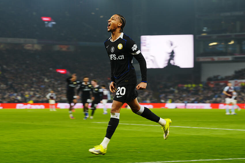 Jo&atilde;o Pedro celebra gol pelo Chelsea (Foto: PA Images / Icon Sport)