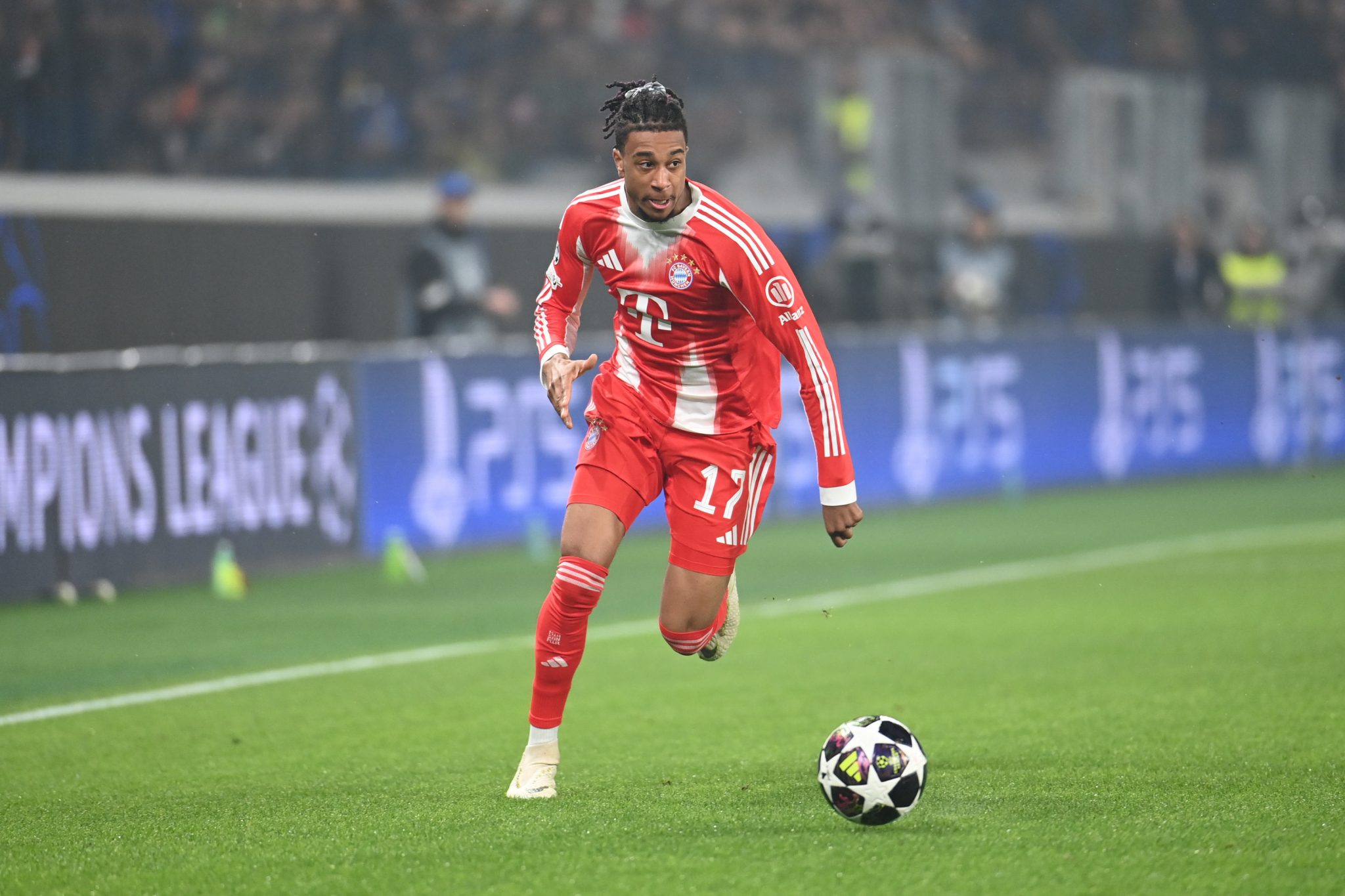 Michel Olise em atua&ccedil;&atilde;o pelo Bayern de Munique (Foto: LiveMedia / Icon Sport)
