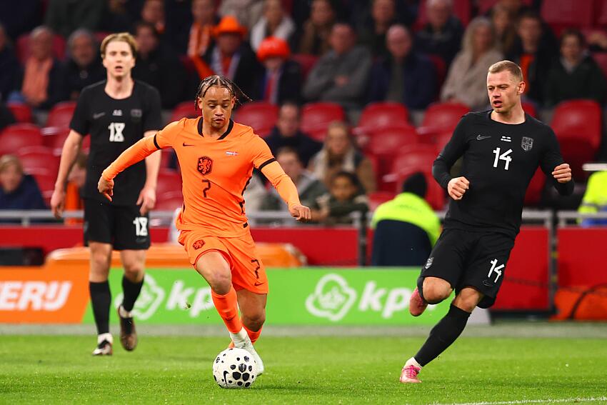 Xavi Simons durante a vit&oacute;ria da Holanda contra a Noruega. Foto: Icon Sport