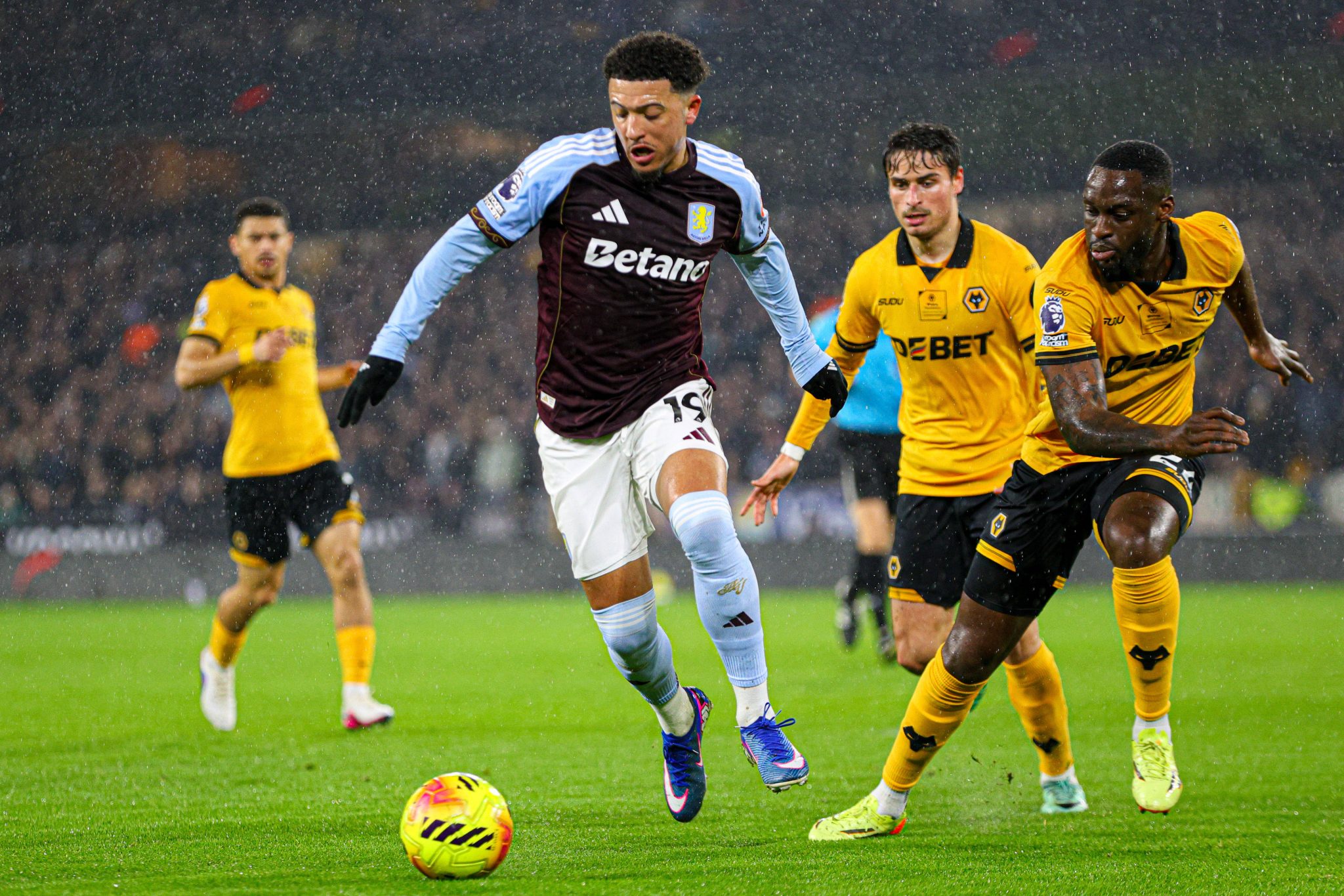 Jadon Sancho em disputa durante partida entre Aston Villa e Wolverhampton