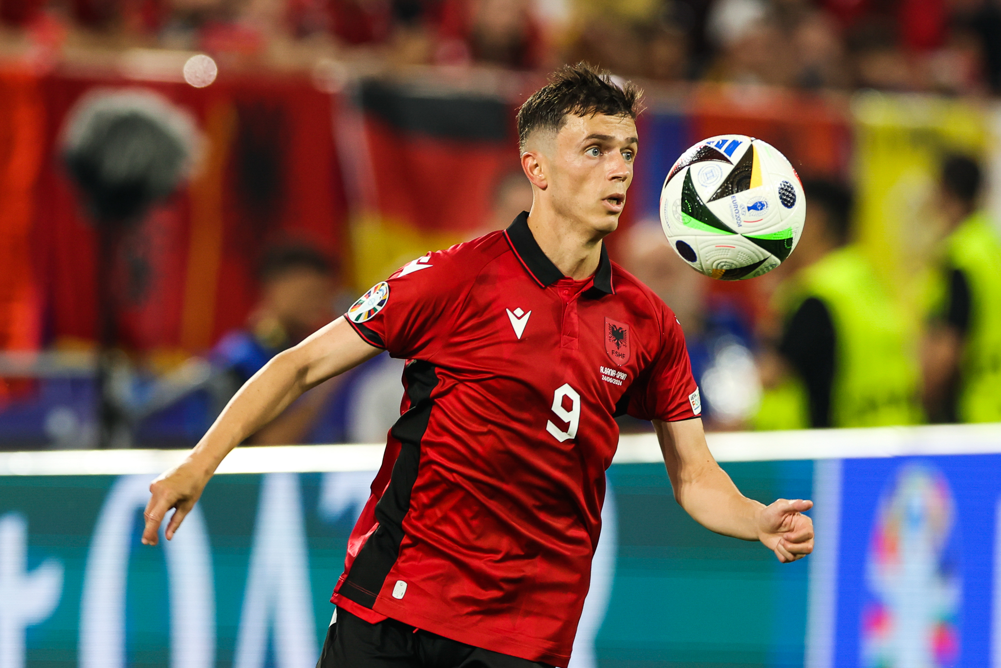 Jasir Asani em a&ccedil;&atilde;o pela Alb&acirc;nia na Eurocopa 2024