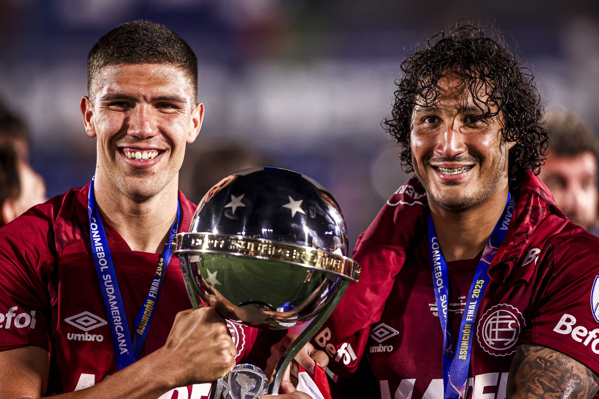 Jogadores do Lan&uacute;s comemoram t&iacute;tulo da Copa Sul-Americana conquistado em cima do Atl&eacute;tico-MG