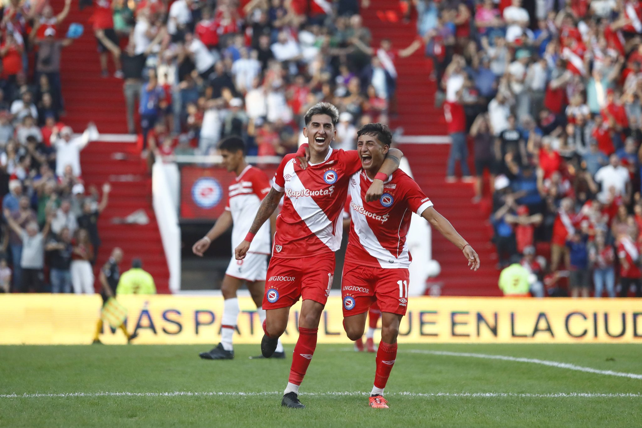 Lescano e Herrera comemoram gol do Argentinos Juniors